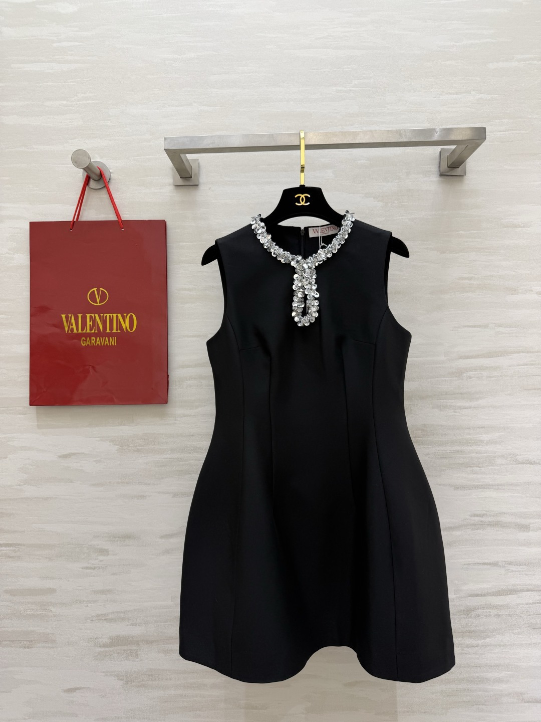 NO:864222,The Valentin Heavy Industry Drilled Sleeveless Dress has a neckline covered with handmade rhinestones. The pendant diamond ornaments bring an aura of nobility. High-definition and crisp fabrics. The A-line silhouette hides the waist and makes you look slimmer. You can control banquets, dates, and daily commuting with just one click!  Available in black and white, classic and timeless, high-quality customization, available now, size 36/38/40/42 (bust 88, skirt length 81), Valentino-clothing, valentino, valentino, skirts,19860909Valentin重工钉钻无袖连衣裙领口满铺手工水钻 垂坠钻饰自带贵气光环 高定挺括面料 收腰A字版型藏肉显瘦 宴会、约会、日常通勤一键拿捏！黑白双色任选 经典永不过时高品质定制 现货首发size36/38/40/42（38码胸围88,裙长81）,华伦天奴-服装,valentino,valentino,skirts,,Women's clothing