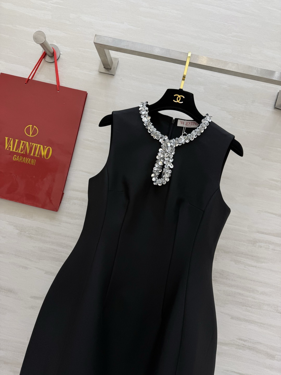 Valentin♡²⁶重工钉钻无袖连衣裙✨领口满铺手工水钻 垂坠钻饰自带贵气光环 高定挺括面料 收腰A字