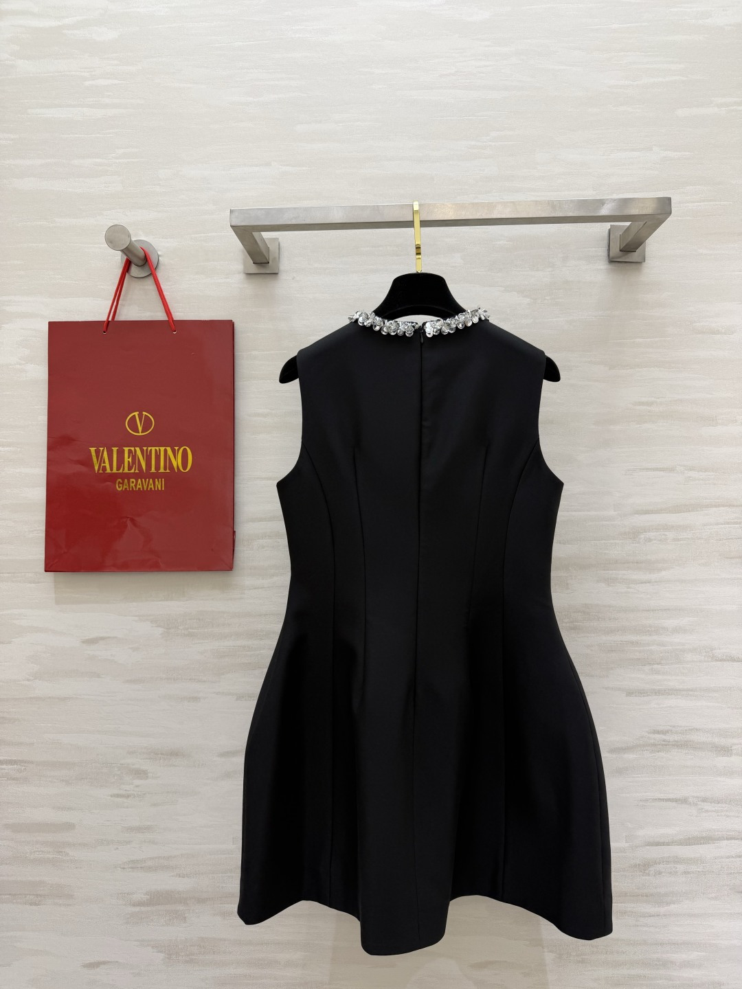 Valentin♡²⁶重工钉钻无袖连衣裙✨领口满铺手工水钻 垂坠钻饰自带贵气光环 高定挺括面料 收腰A字