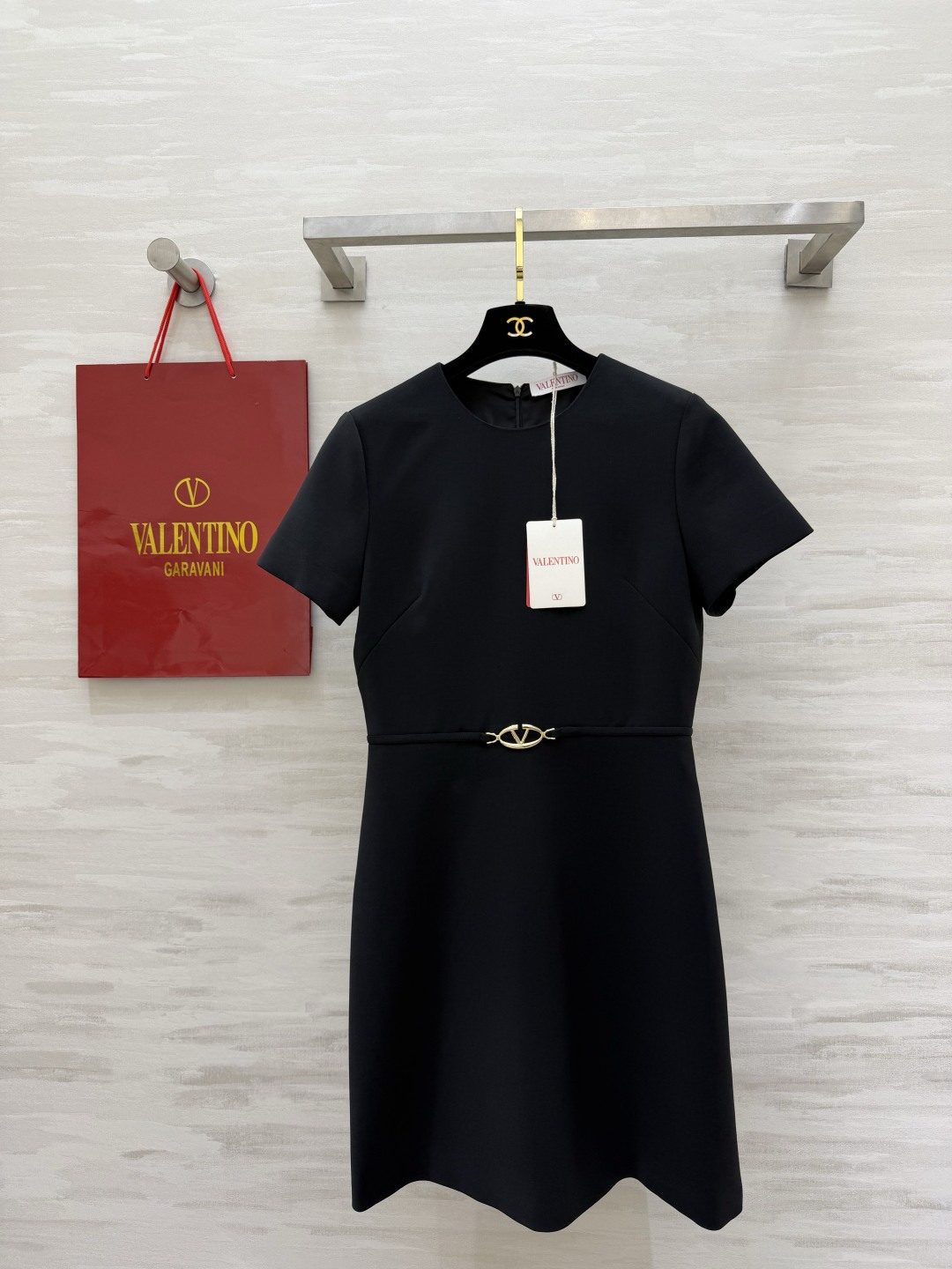 NO:864261,Valentin's classic and timeless dress. The metal waist buckle is the finishing touch and comes with a waistline. The cut is neat and the upper body instantly transforms into a stylish sister. Black/white two-color, seamless switch between daily and formal!  High-quality customization, available in stock first size S/M/L/XL (M size shoulder width 37, bust 90, waist 76, skirt length 91), Valentino-clothing, valentino, valentino, skirts,19860909Valentin经典永不过时 连衣裙 金属腰扣点睛自带腰线 剪裁利落 上身秒变气质姐姐 黑/白双色 日常正式无缝切换！高品质定制 现货首发sizeS/M/L/XL（M码肩宽37,胸围90,腰围76,裙长91）,华伦天奴-服装,valentino,valentino,skirts,,Women's clothing