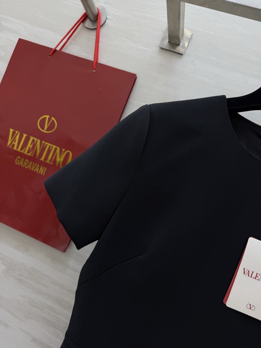 Valentin♡²⁶经典永不过时 连衣裙 金属腰扣点睛自带腰线 剪裁利落 上身秒变气质姐姐 黑/白双色
