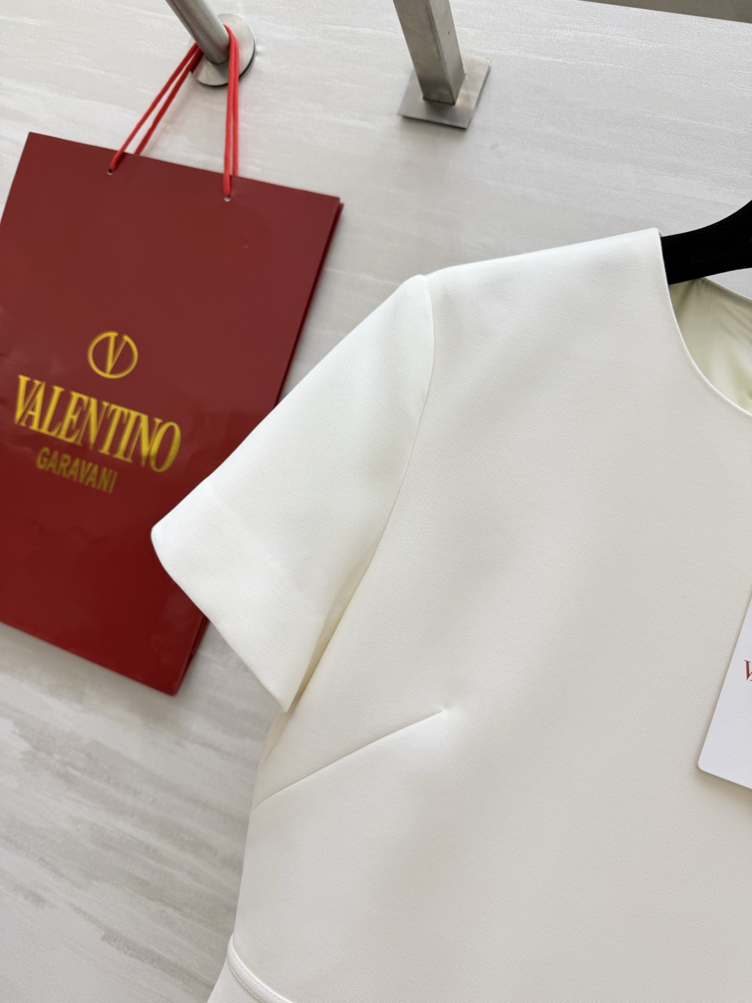 Valentin♡²⁶经典永不过时 连衣裙 金属腰扣点睛自带腰线 剪裁利落 上身秒变气质姐姐 黑/白双色