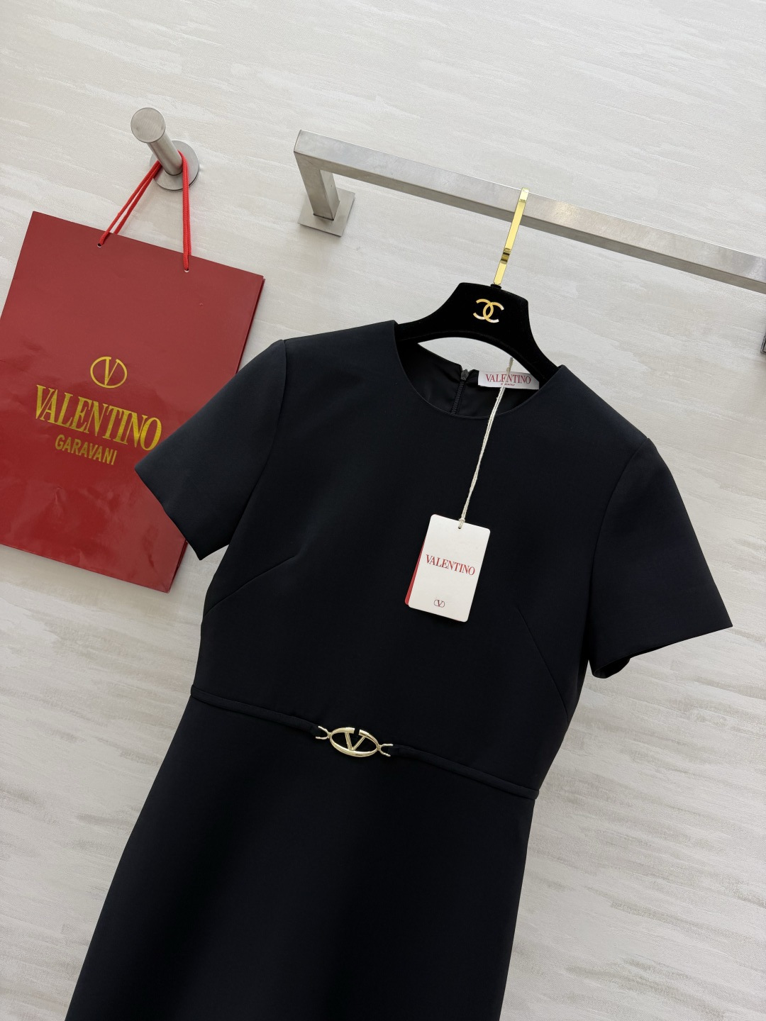 Valentin♡²⁶经典永不过时 连衣裙 金属腰扣点睛自带腰线 剪裁利落 上身秒变气质姐姐 黑/白双色