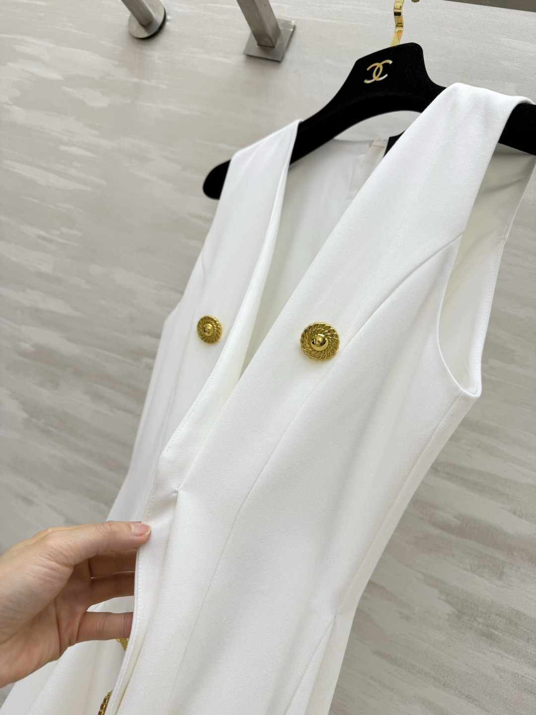 Balma♡²⁶经典V领马甲连衣裙✨重工金属双排扣 收腰大摆剪裁 无袖V领巨显脖颈线条 收腰藏肉、裙摆优