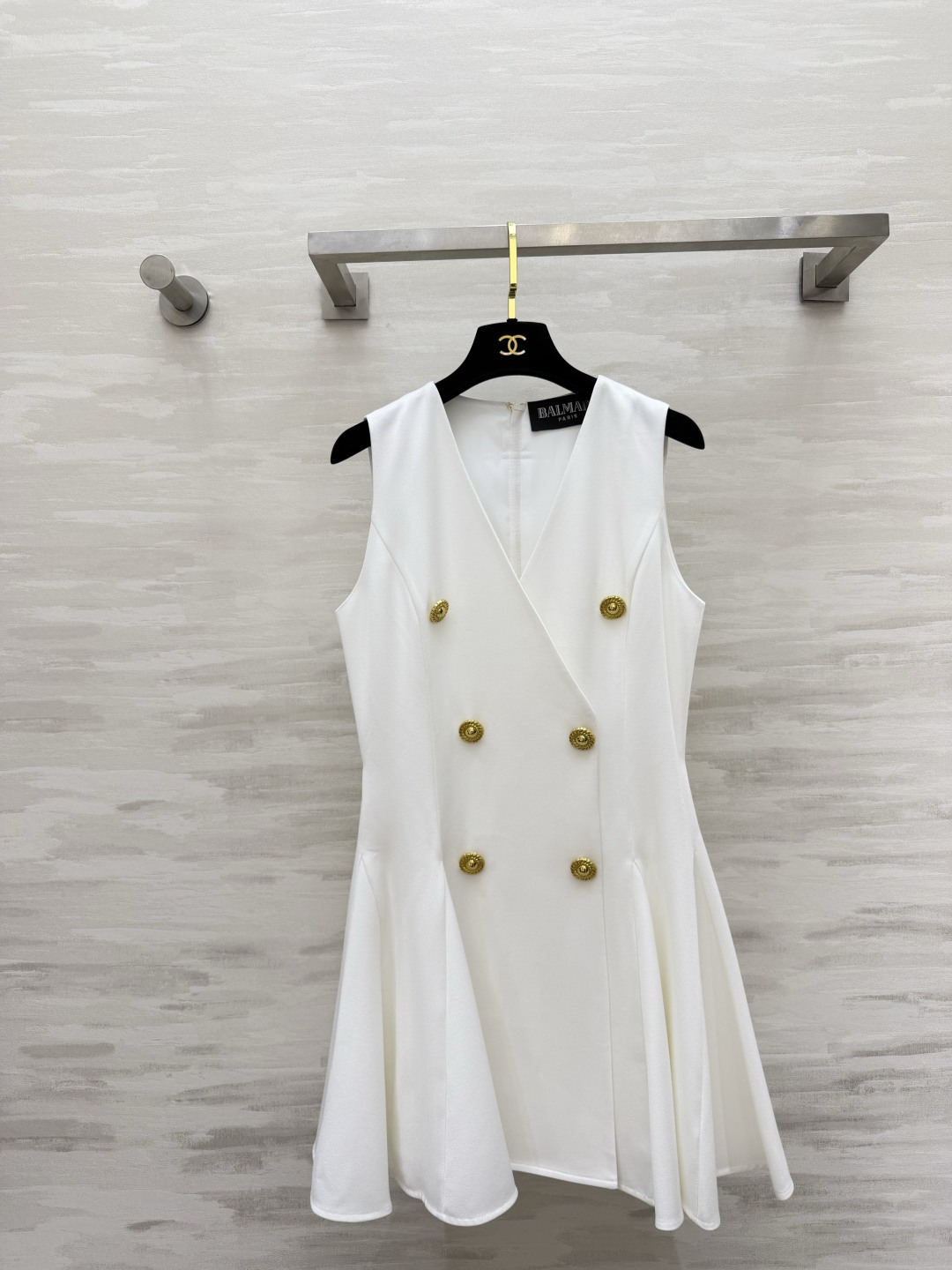 NO:876570,Balma's classic V-neck vest dress is made of heavy metal double-breasted buttons. It has a waist-cinching and wide-open cut. The sleeveless V-neck shows off the neck line. The waist is cinched to hide the flesh, and the skirt optimizes the shape of the legs!  The black and white color is perfect for commuting or dating with your eyes closed. It is made of crisp anti-wrinkle fabric and the upper body is neat and elegant!  High-quality customization, available in stock first size S/M/L/XL (M size bust 90, skirt length 82), balmain, skirts,19860909Balma经典V领马甲连衣裙重工金属双排扣 收腰大摆剪裁 无袖V领巨显脖颈线条 收腰藏肉、裙摆优化腿型！黑白两色闭眼入,通勤/约会一裙搞定 挺括抗皱面料 上身利落显贵气！高品质定制 现货首发sizeS/M/L/XL（M码胸围90,裙长82）,,balmain,skirts,,Women's clothing