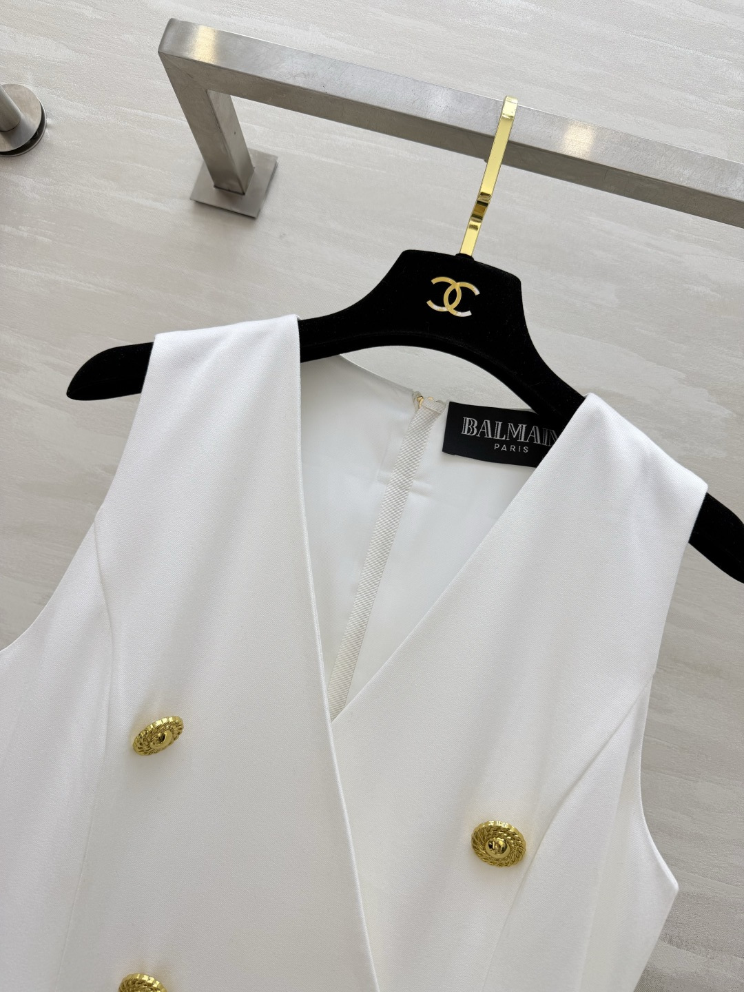 Balma♡²⁶经典V领马甲连衣裙✨重工金属双排扣 收腰大摆剪裁 无袖V领巨显脖颈线条 收腰藏肉、裙摆优