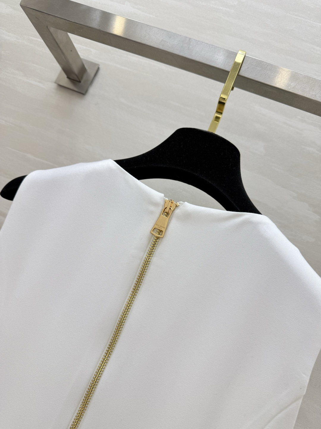Balma♡²⁶经典V领马甲连衣裙✨重工金属双排扣 收腰大摆剪裁 无袖V领巨显脖颈线条 收腰藏肉、裙摆优