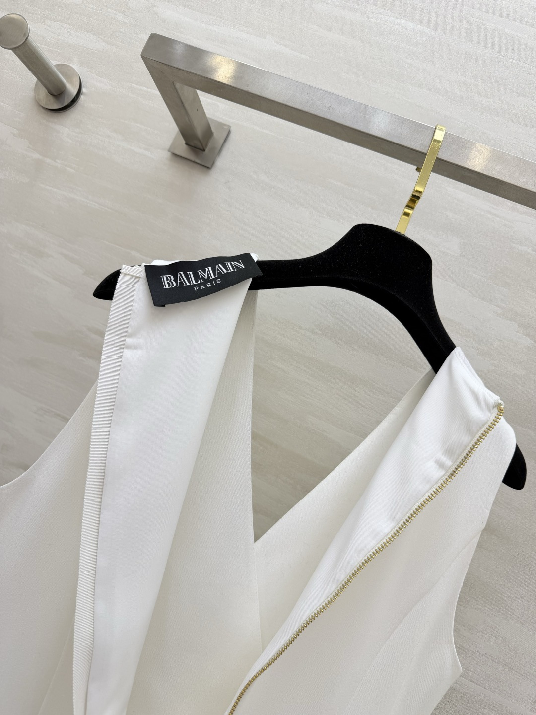 Balma♡²⁶经典V领马甲连衣裙✨重工金属双排扣 收腰大摆剪裁 无袖V领巨显脖颈线条 收腰藏肉、裙摆优