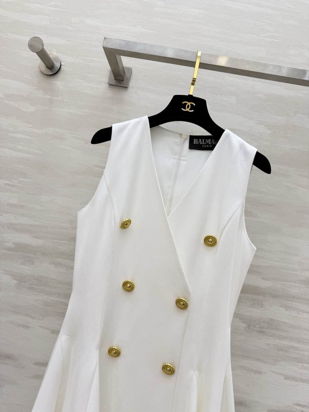 Balma♡²⁶经典V领马甲连衣裙✨重工金属双排扣 收腰大摆剪裁 无袖V领巨显脖颈线条 收腰藏肉、裙摆优