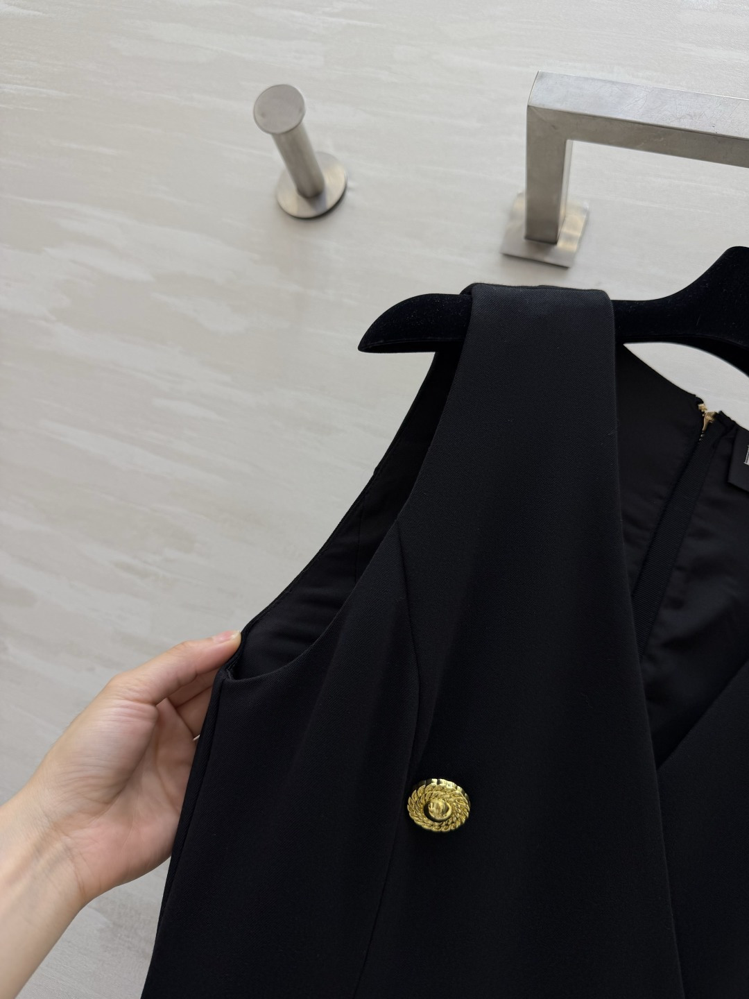 Balma♡²⁶经典V领马甲连衣裙✨重工金属双排扣 收腰大摆剪裁 无袖V领巨显脖颈线条 收腰藏肉、裙摆优