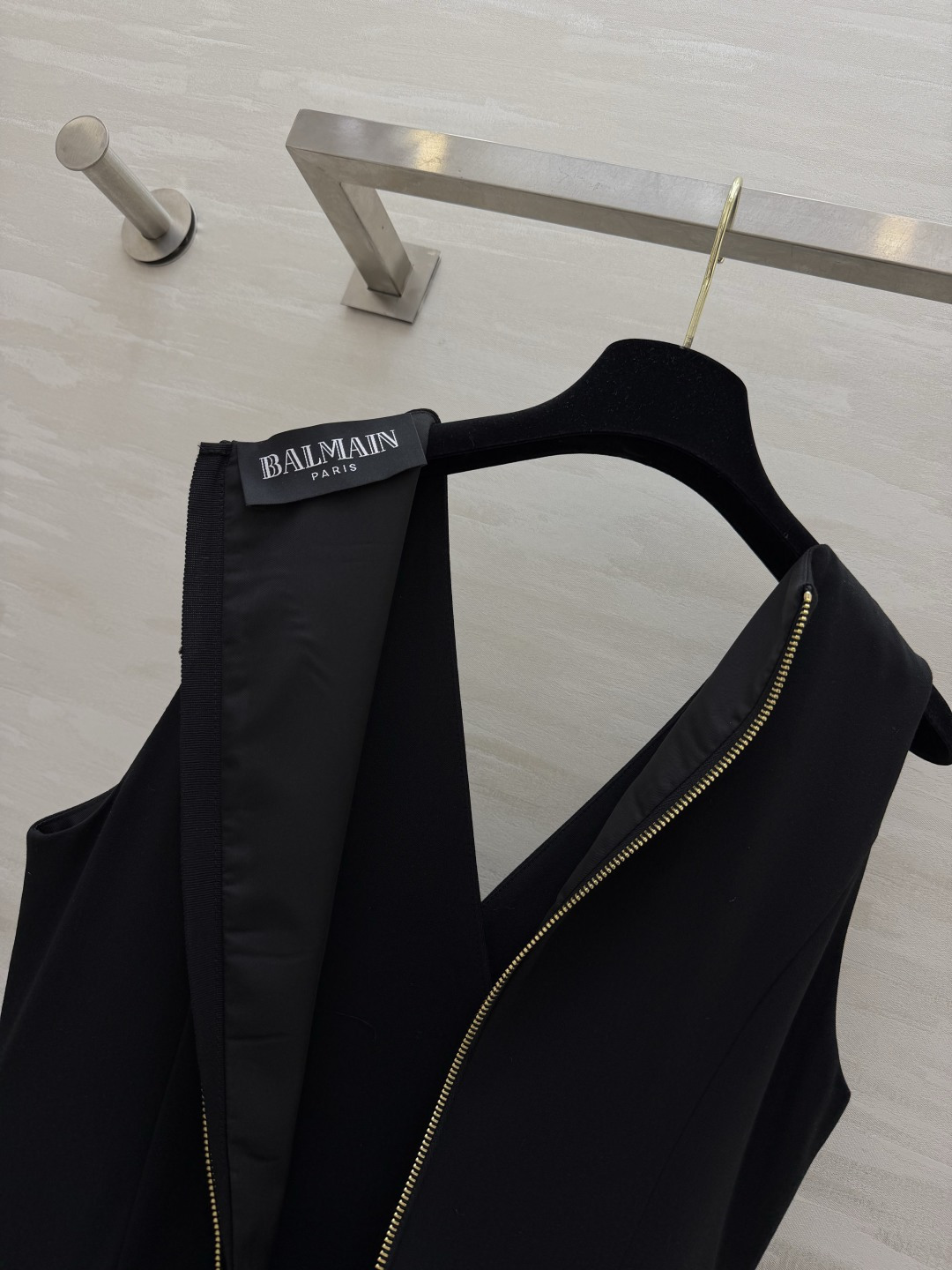 Balma♡²⁶经典V领马甲连衣裙✨重工金属双排扣 收腰大摆剪裁 无袖V领巨显脖颈线条 收腰藏肉、裙摆优