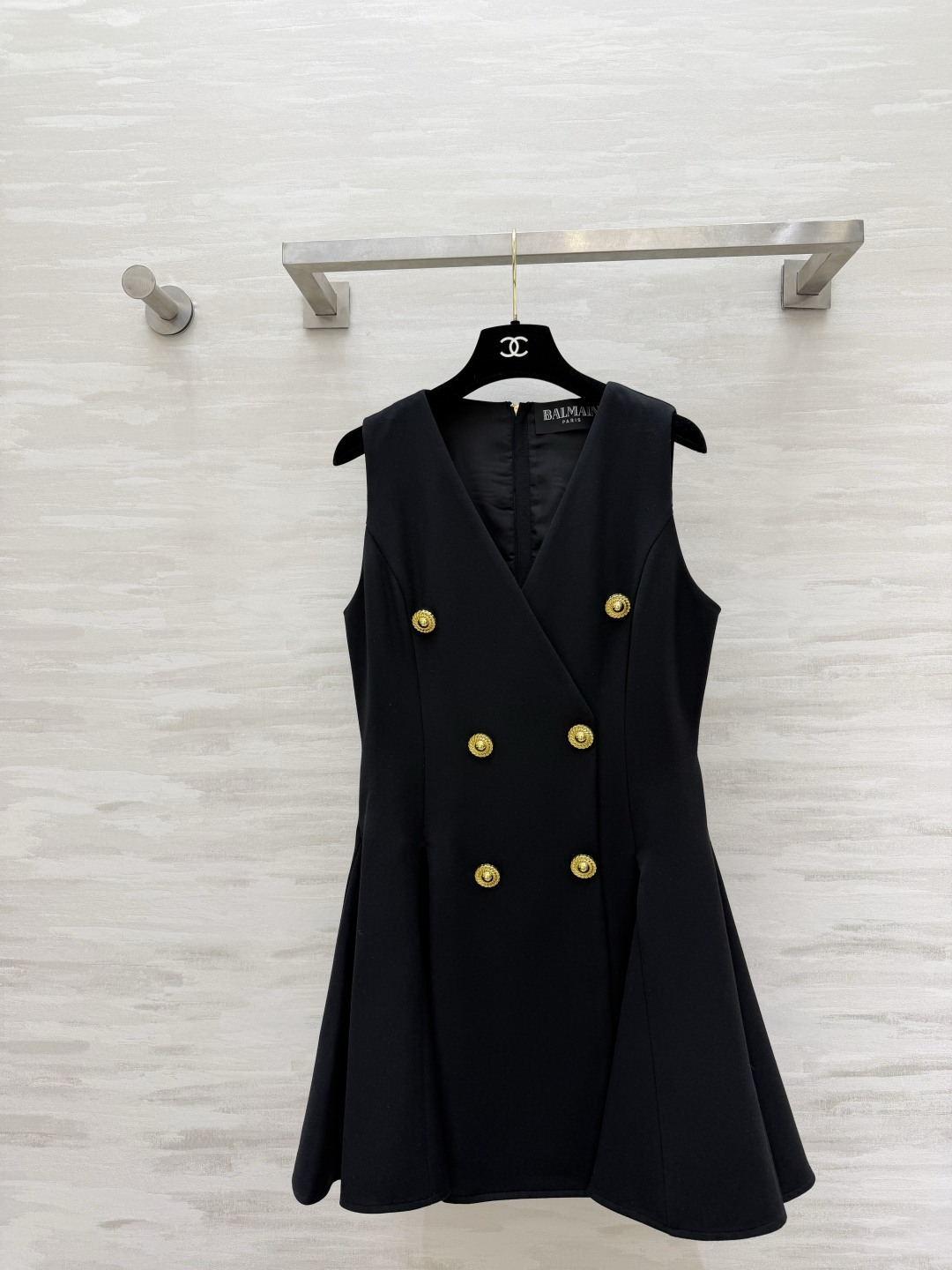 NO:864631,Balma's classic V-neck vest dress is made of heavy metal double-breasted buttons. It has a waist-cinching and wide-open cut. The sleeveless V-neck shows off the neck line. The waist is cinched to hide the flesh, and the skirt optimizes the shape of the legs!  The black and white color is perfect for commuting or dating with your eyes closed. It is made of crisp anti-wrinkle fabric and the upper body is neat and elegant!  High-quality customization, available in stock first size S/M/L/XL (M size bust 90, skirt length 82), Balmain-clothing, balmain, balmain, skirts,19860909Balma经典V领马甲连衣裙重工金属双排扣 收腰大摆剪裁 无袖V领巨显脖颈线条 收腰藏肉、裙摆优化腿型！黑白两色闭眼入,通勤/约会一裙搞定 挺括抗皱面料 上身利落显贵气！高品质定制 现货首发sizeS/M/L/XL（M码胸围90,裙长82）,巴尔曼-服装,balmain,balmain,skirts,,Women's clothing