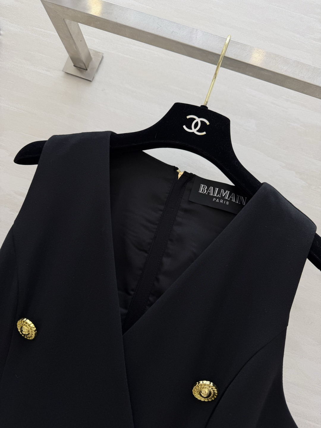 Balma♡²⁶经典V领马甲连衣裙✨重工金属双排扣 收腰大摆剪裁 无袖V领巨显脖颈线条 收腰藏肉、裙摆优