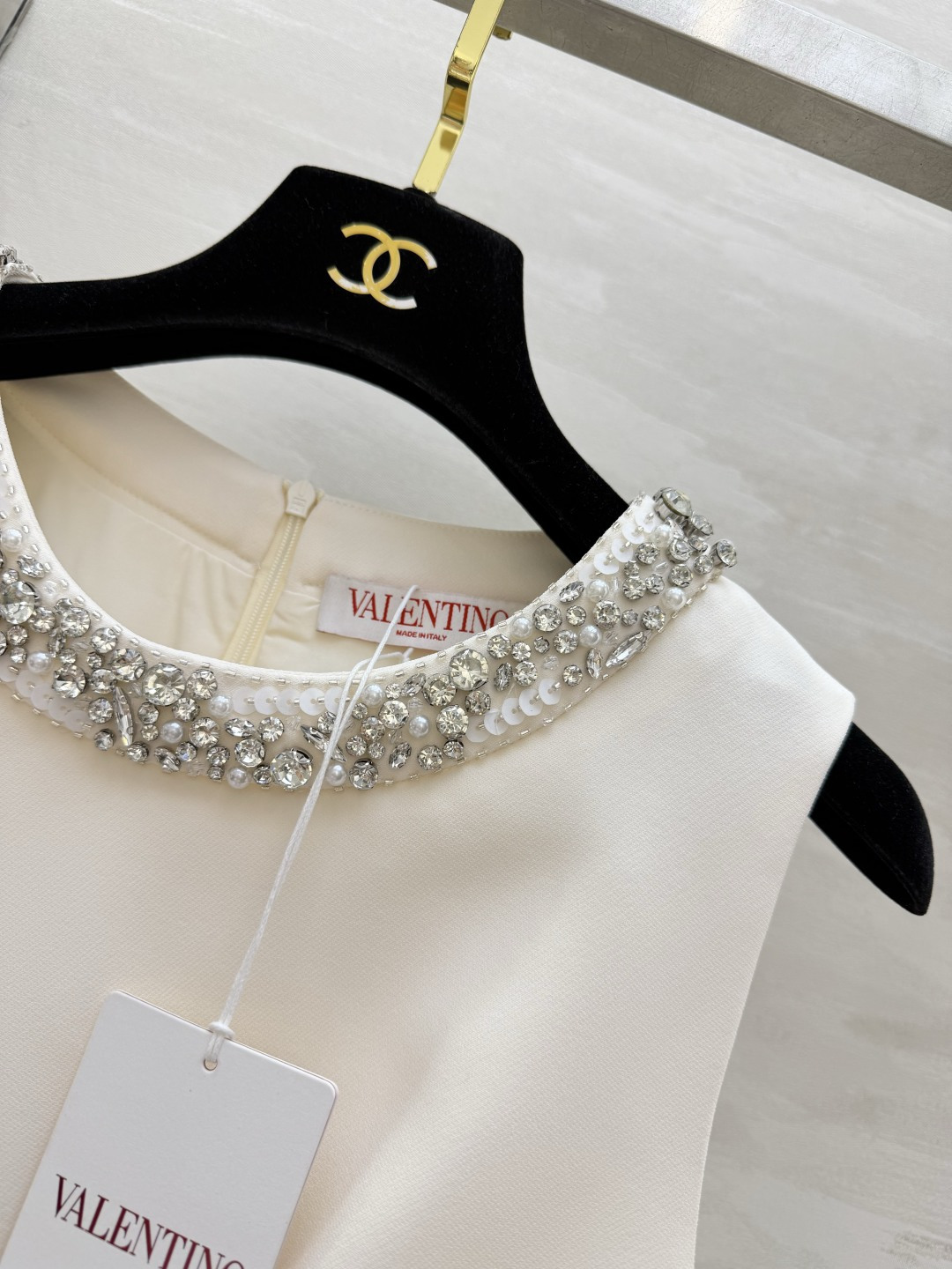 Valentin♡²⁶手工钉钻 直筒连衣裙🤍🖤领口满幅重工手工镶钻 细碎闪钻精致显贵 立体剪裁版型利落垂