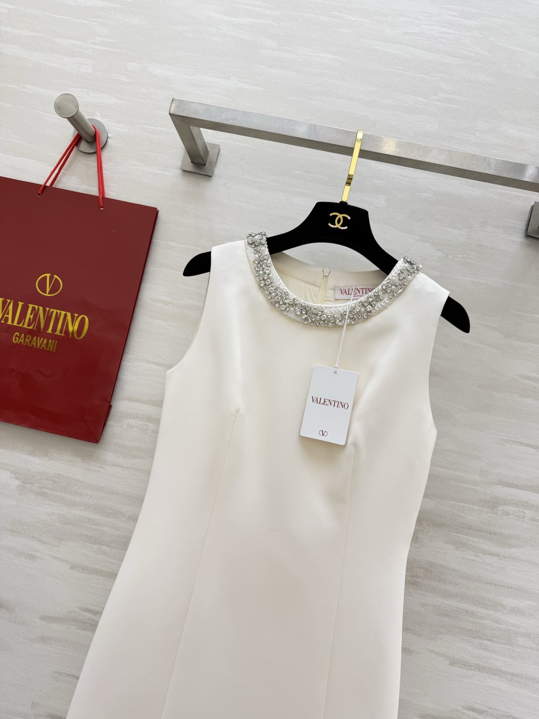 Valentin♡²⁶手工钉钻 直筒连衣裙🤍🖤领口满幅重工手工镶钻 细碎闪钻精致显贵 立体剪裁版型利落垂