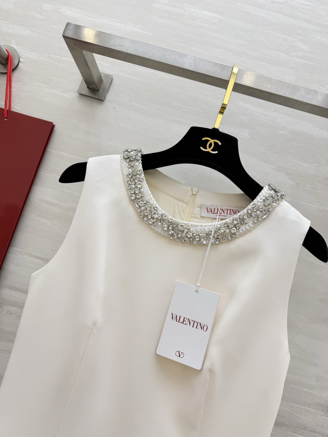 Valentin♡²⁶手工钉钻 直筒连衣裙🤍🖤领口满幅重工手工镶钻 细碎闪钻精致显贵 立体剪裁版型利落垂