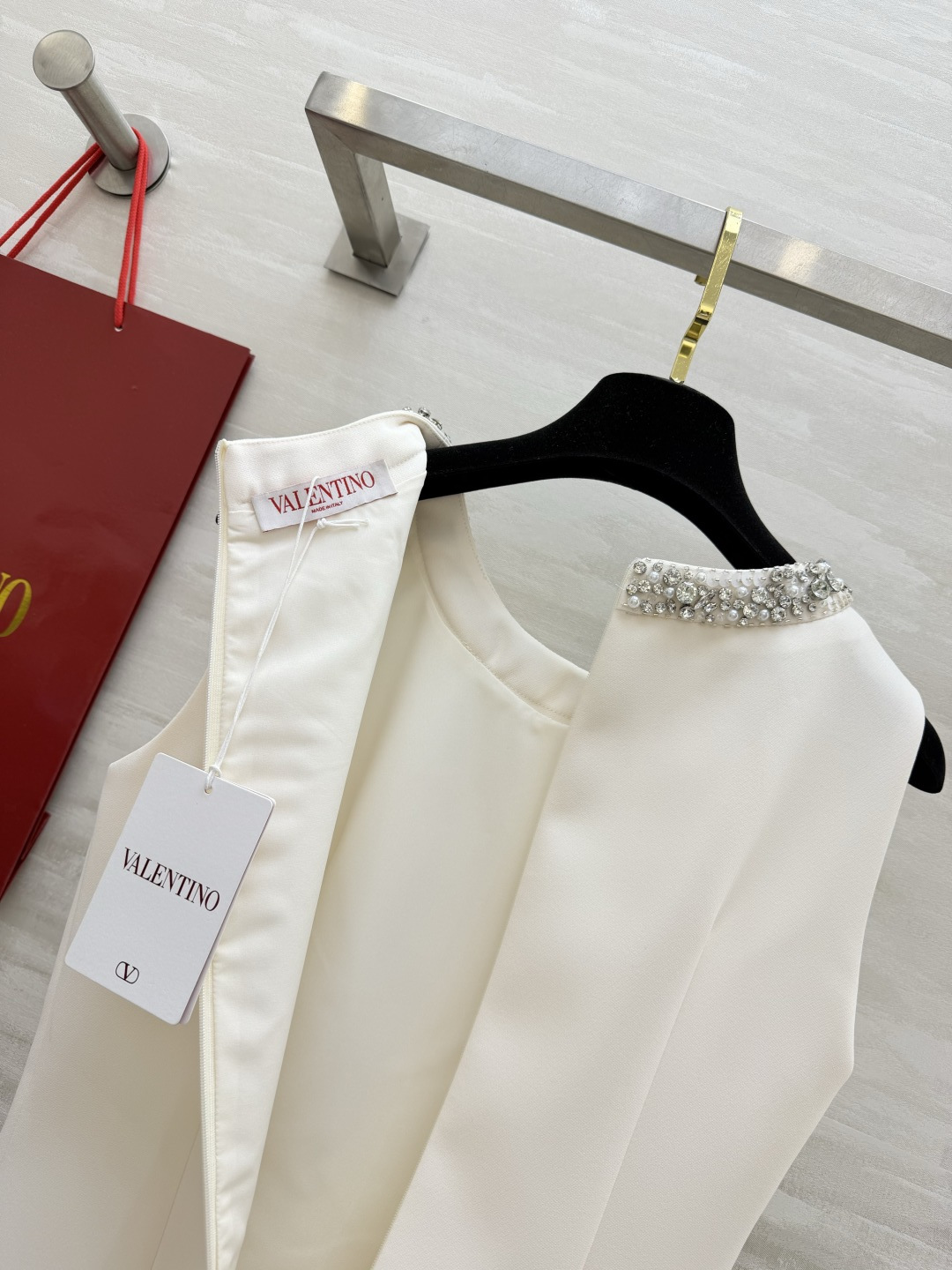 Valentin♡²⁶手工钉钻 直筒连衣裙🤍🖤领口满幅重工手工镶钻 细碎闪钻精致显贵 立体剪裁版型利落垂