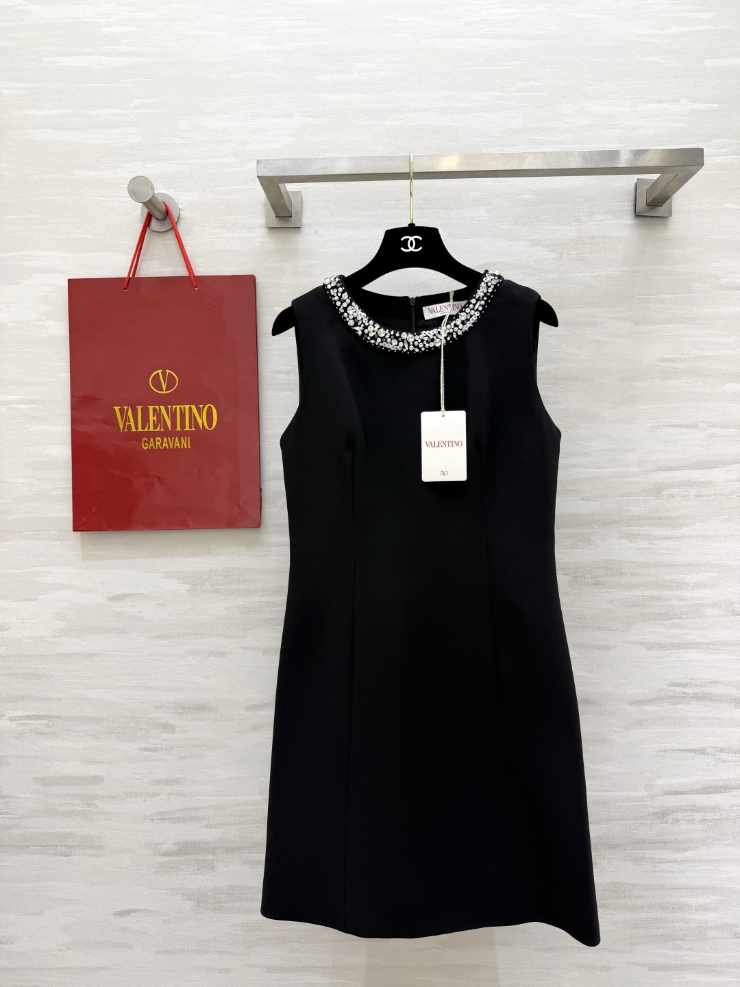 NO:864583,Valentin's hand-studded diamonds. The neckline of the straight dress is heavily hand-embellished with diamonds. The fine sparkling diamonds are exquisite and noble. The three-dimensional cut is neat and drape. The H-shaped straight cut hides the body and makes you slim. Classic black and white two-color. All-round wear for banquets/commuting/afternoon tea. The upper body has the atmosphere of a wealthy lady. High-quality customization.  Available in stock first size S/M/L/XL (S size bust 84, skirt length 86), Valentino-clothing, valentino, valentino, skirts,19860909Valentin手工钉钻 直筒连衣裙领口满幅重工手工镶钻 细碎闪钻精致显贵 立体剪裁版型利落垂坠 H型直筒剪裁藏肉显瘦 黑白经典双色 宴会/通勤/下午茶全能穿搭 上身自带豪门大小姐氛围感 高品质定制 现货首发sizeS/M/L/XL（s码胸围84,裙长86）,华伦天奴-服装,valentino,valentino,skirts,,Women's clothing