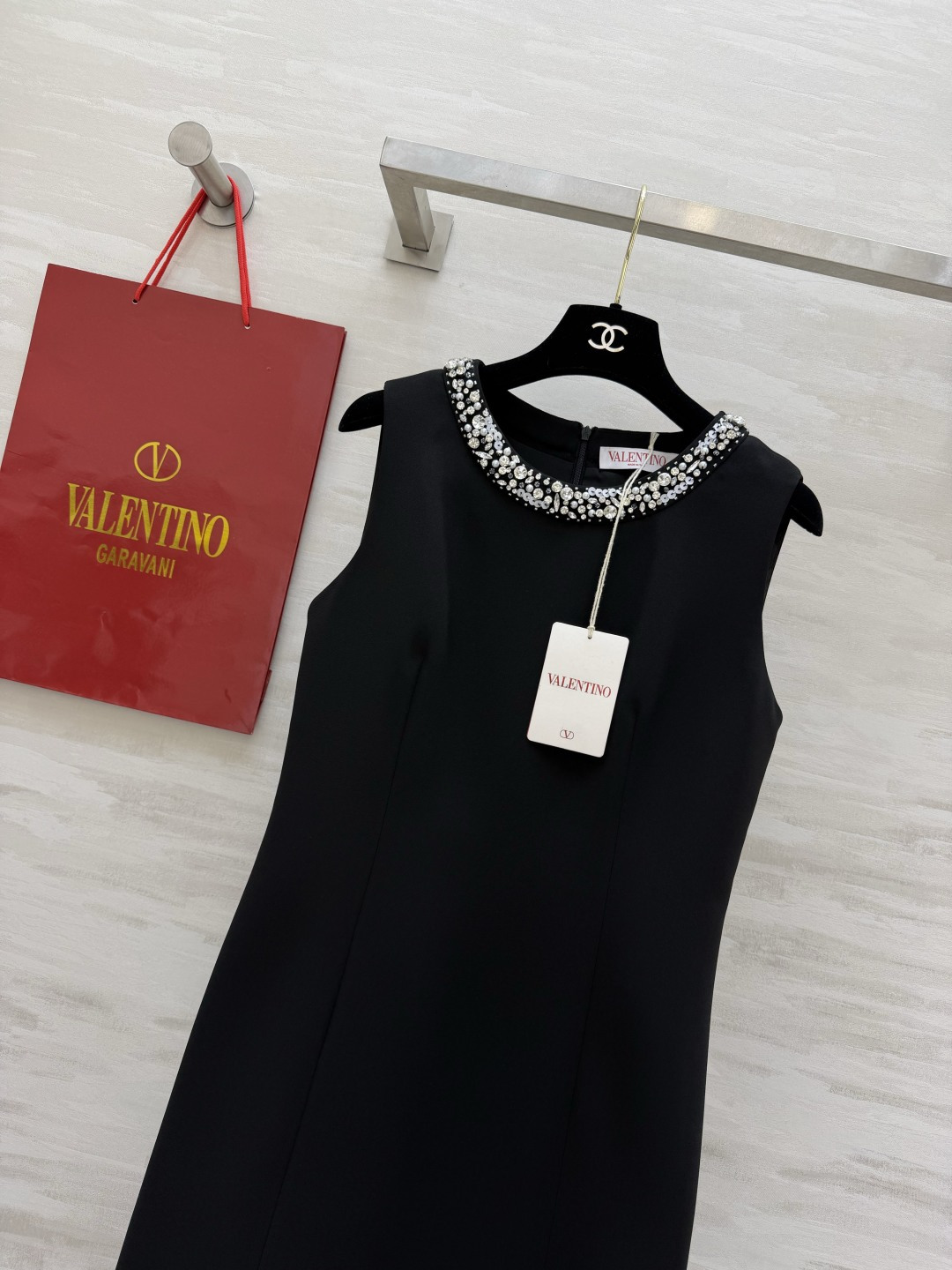 Valentin♡²⁶手工钉钻 直筒连衣裙🤍🖤领口满幅重工手工镶钻 细碎闪钻精致显贵 立体剪裁版型利落垂