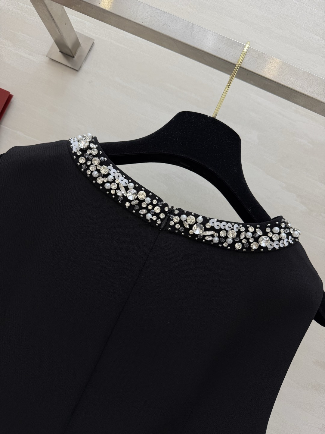 Valentin♡²⁶手工钉钻 直筒连衣裙🤍🖤领口满幅重工手工镶钻 细碎闪钻精致显贵 立体剪裁版型利落垂