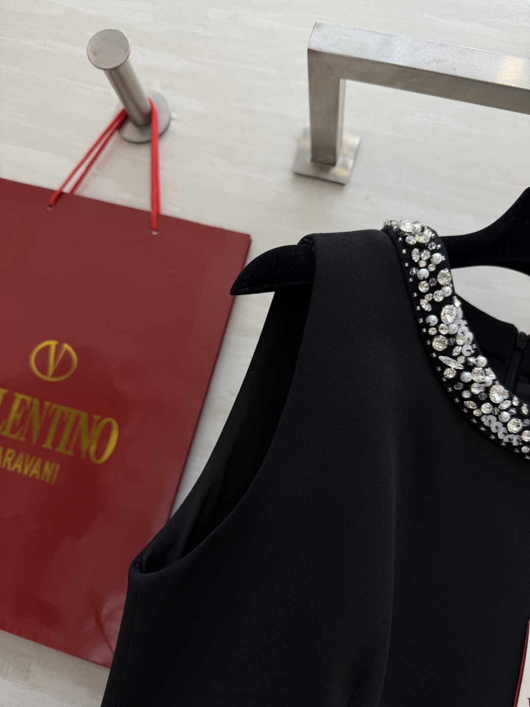 Valentin♡²⁶手工钉钻 直筒连衣裙🤍🖤领口满幅重工手工镶钻 细碎闪钻精致显贵 立体剪裁版型利落垂