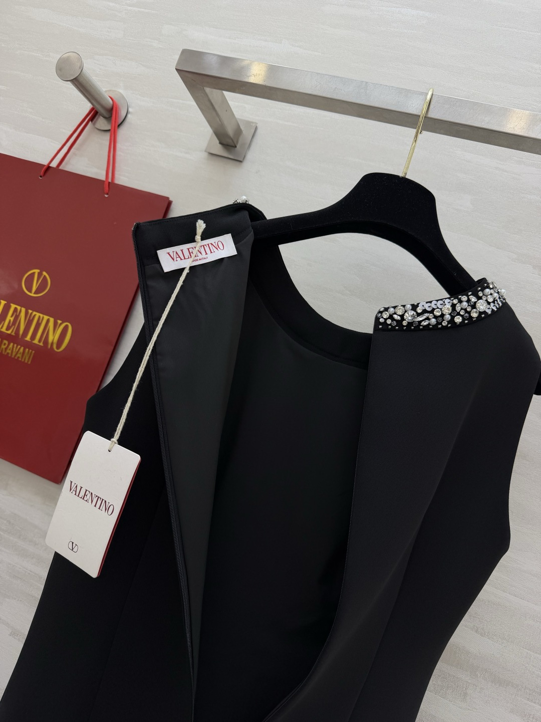 Valentin♡²⁶手工钉钻 直筒连衣裙🤍🖤领口满幅重工手工镶钻 细碎闪钻精致显贵 立体剪裁版型利落垂