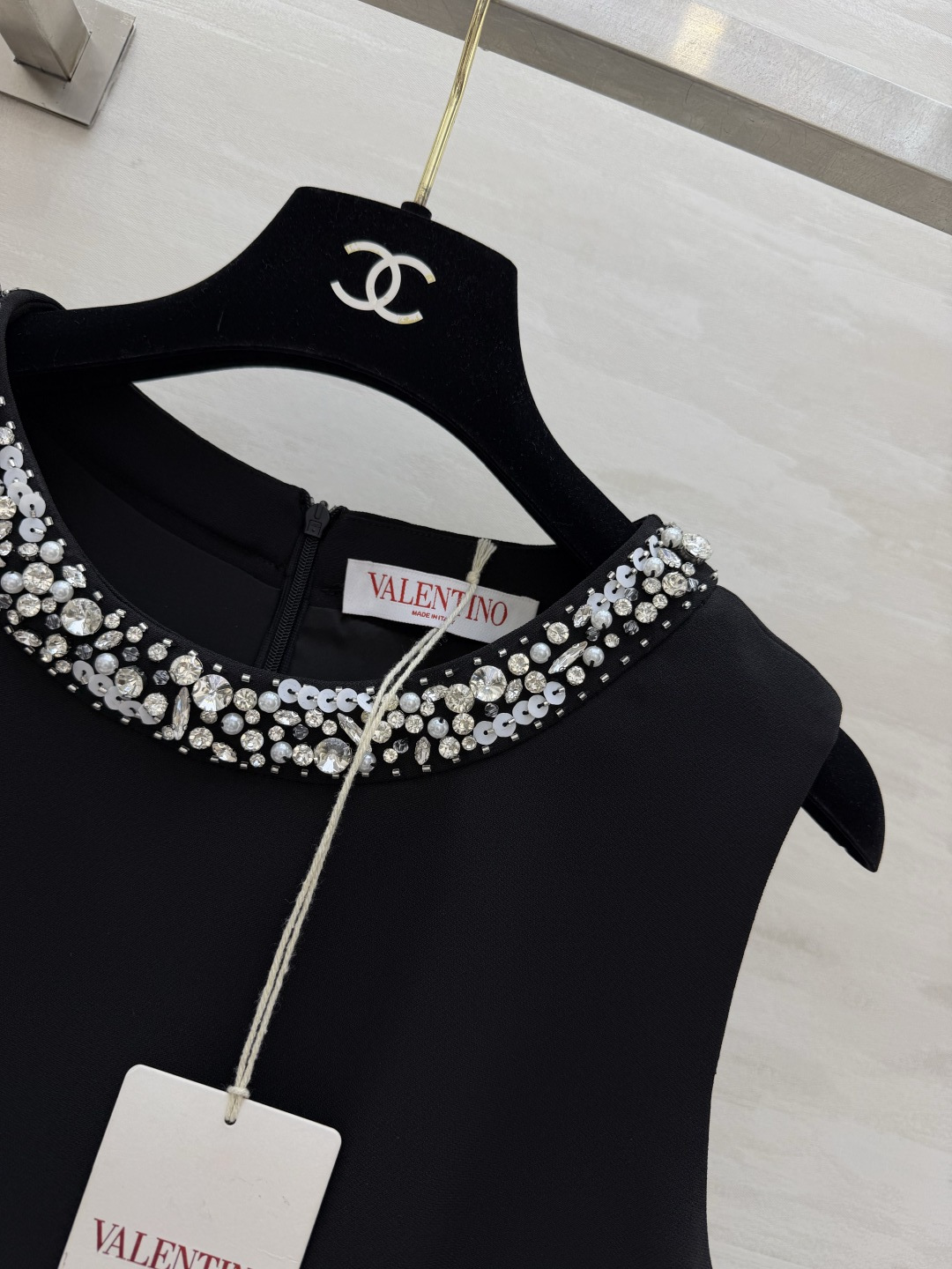 Valentin♡²⁶手工钉钻 直筒连衣裙🤍🖤领口满幅重工手工镶钻 细碎闪钻精致显贵 立体剪裁版型利落垂