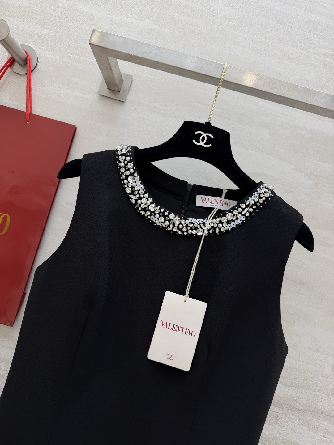 Valentin♡²⁶手工钉钻 直筒连衣裙🤍🖤领口满幅重工手工镶钻 细碎闪钻精致显贵 立体剪裁版型利落垂