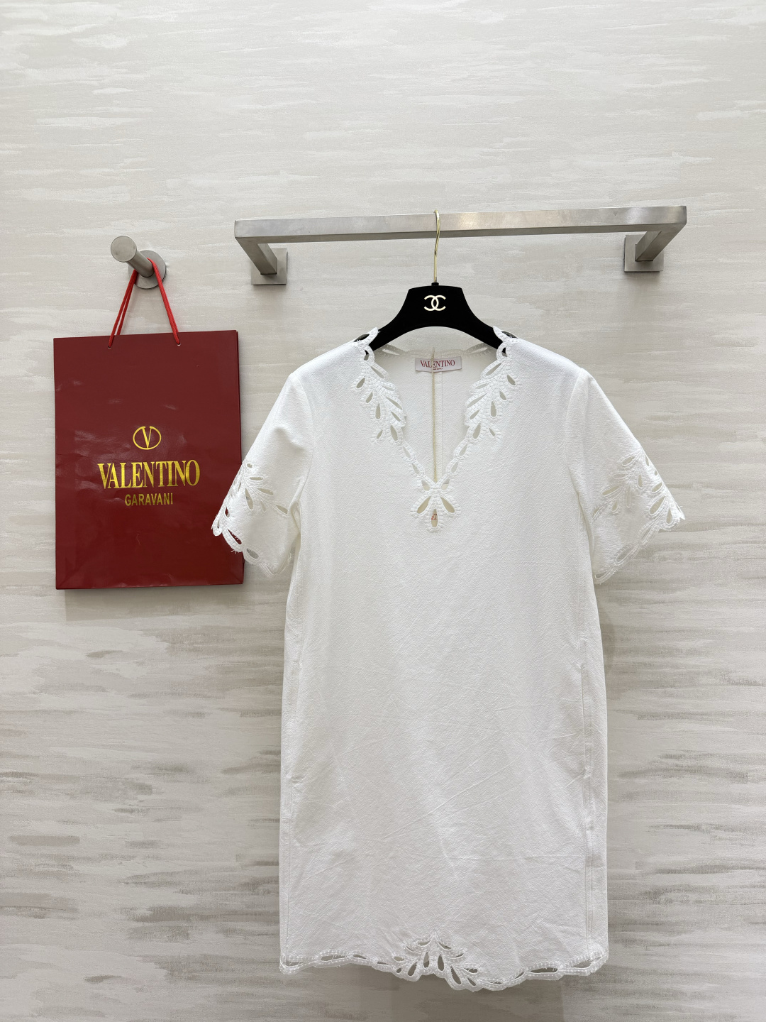 NO:864603,Valentin Heavy Industry Hollow Embroidery Linen Dress is made of breathable linen fabric. The upper body is refreshing and not sweaty in summer. The V-neck is full of hand-made hollow embroidery. The neckline, cuffs and hem are exquisitely carved!  The loose H shape hides the flesh and makes you look slimmer. The invisible side pockets are practical and soft. The off-white color is soft and the coffee color is retro. It is easy to wear for vacations and daily commuting. It has a relaxed atmosphere. High-quality customization. Available in stock first size S/M/L (S size bust 92, length 83), valentino, skirts,19860909Valentin重工镂空刺绣亚麻连衣裙甄选透气亚麻面料 夏日上身清爽不闷汗V领 全幅手工镂空刺绣 领口、袖口、下摆精致雕花！宽松H版型藏肉显瘦 侧边隐形口袋实用加分米白温柔、咖色复古,出游度假/日常通勤随手一穿就出彩 松弛氛围感拉满 高品质定制 现货首发sizeS/M/L（s码胸围92,衣长83）,,valentino,skirts,,Women's clothing