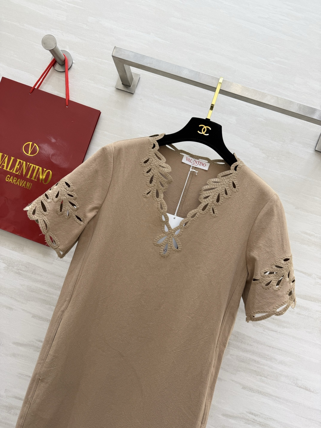 Valentin♡²⁶重工镂空刺绣亚麻连衣裙🌿甄选透气亚麻面料 夏日上身清爽不闷汗V领 全幅手工镂空刺绣