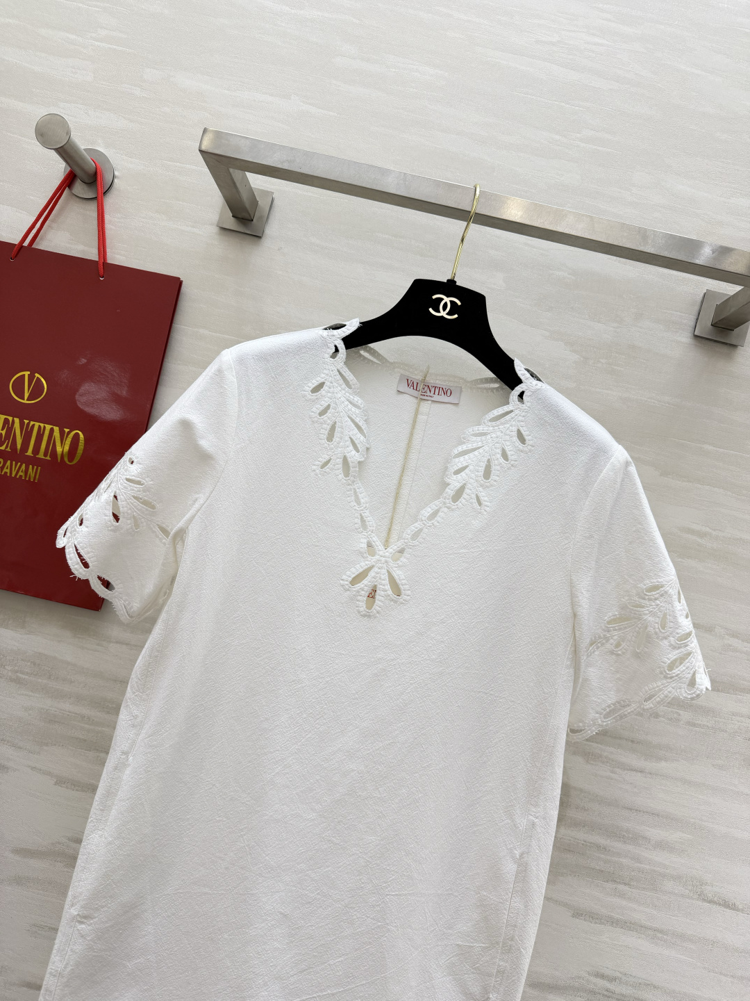 Valentin♡²⁶重工镂空刺绣亚麻连衣裙🌿甄选透气亚麻面料 夏日上身清爽不闷汗V领 全幅手工镂空刺绣