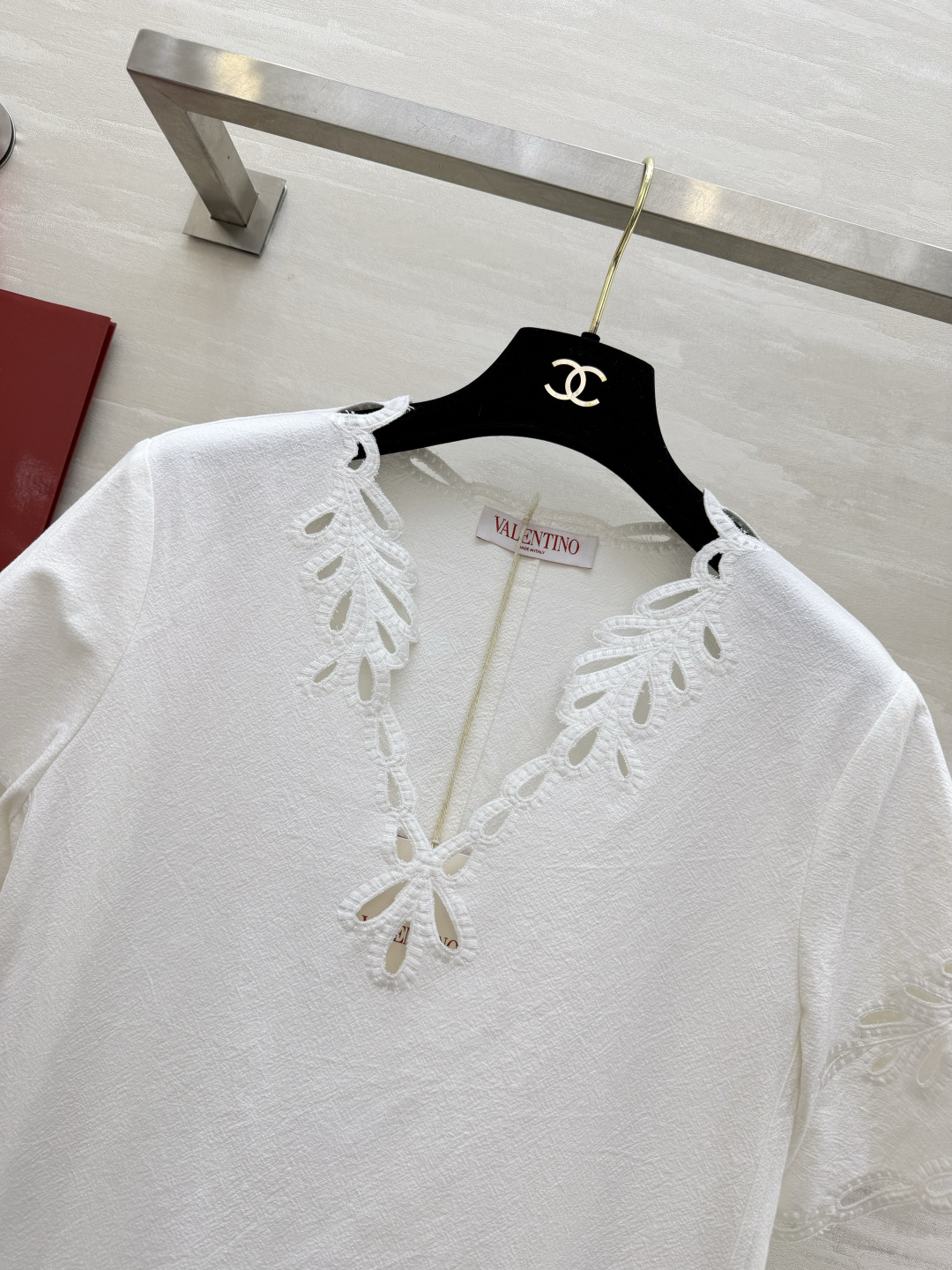 Valentin♡²⁶重工镂空刺绣亚麻连衣裙🌿甄选透气亚麻面料 夏日上身清爽不闷汗V领 全幅手工镂空刺绣