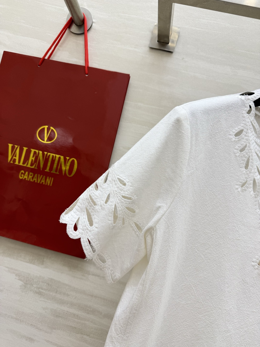Valentin♡²⁶重工镂空刺绣亚麻连衣裙🌿甄选透气亚麻面料 夏日上身清爽不闷汗V领 全幅手工镂空刺绣