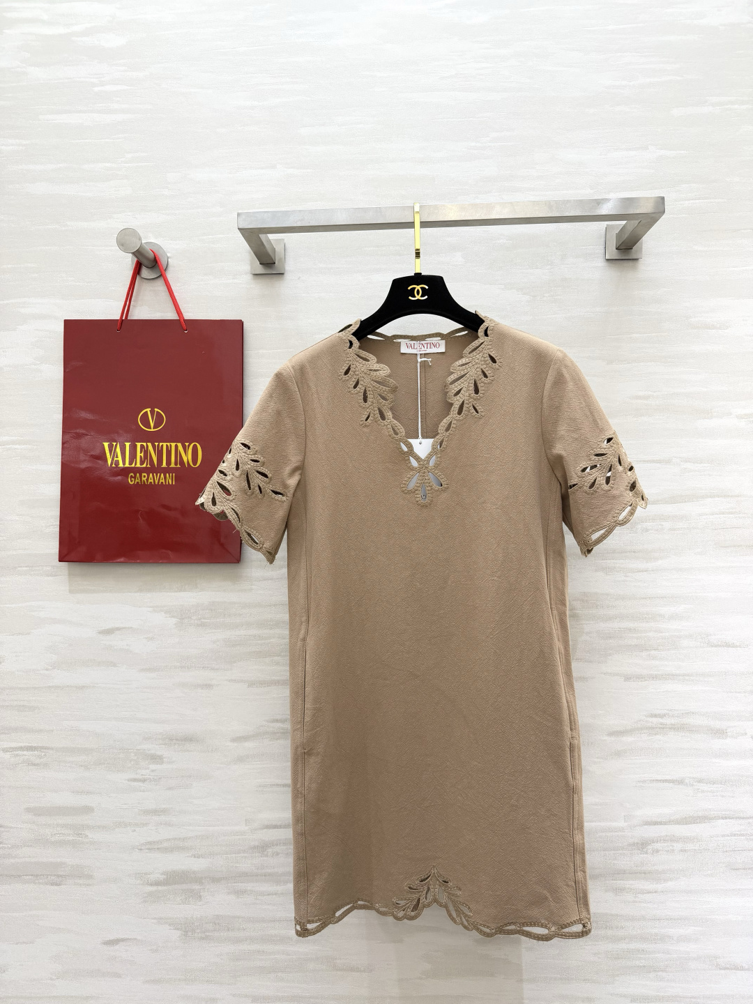 NO:864629,Valentin Heavy Industry Hollow Embroidery Linen Dress is made of breathable linen fabric. The upper body is refreshing and not sweaty in summer. The V-neck is full of hand-made hollow embroidery. The neckline, cuffs and hem are exquisitely carved!  The loose H shape hides the flesh and makes you look slimmer. The hidden side pockets are practical and practical. The off-white color is soft and the coffee color is retro. It is easy to wear for vacations and daily commuting. It has a relaxed atmosphere. High-quality customization. Available in stock first size S/M/L (S size bust 92, length 83), Dior-clothing, dior, valentino, skirts,19860909Valentin重工镂空刺绣亚麻连衣裙甄选透气亚麻面料 夏日上身清爽不闷汗V领 全幅手工镂空刺绣 领口、袖口、下摆精致雕花！宽松H版型藏肉显瘦 侧边隐形口袋实用加分米白温柔、咖色复古,出游度假/日常通勤随手一穿就出彩 松弛氛围感拉满 高品质定制 现货首发sizeS/M/L（s码胸围92,衣长83）,迪奥-服装,dior,valentino,skirts,,Women's clothing