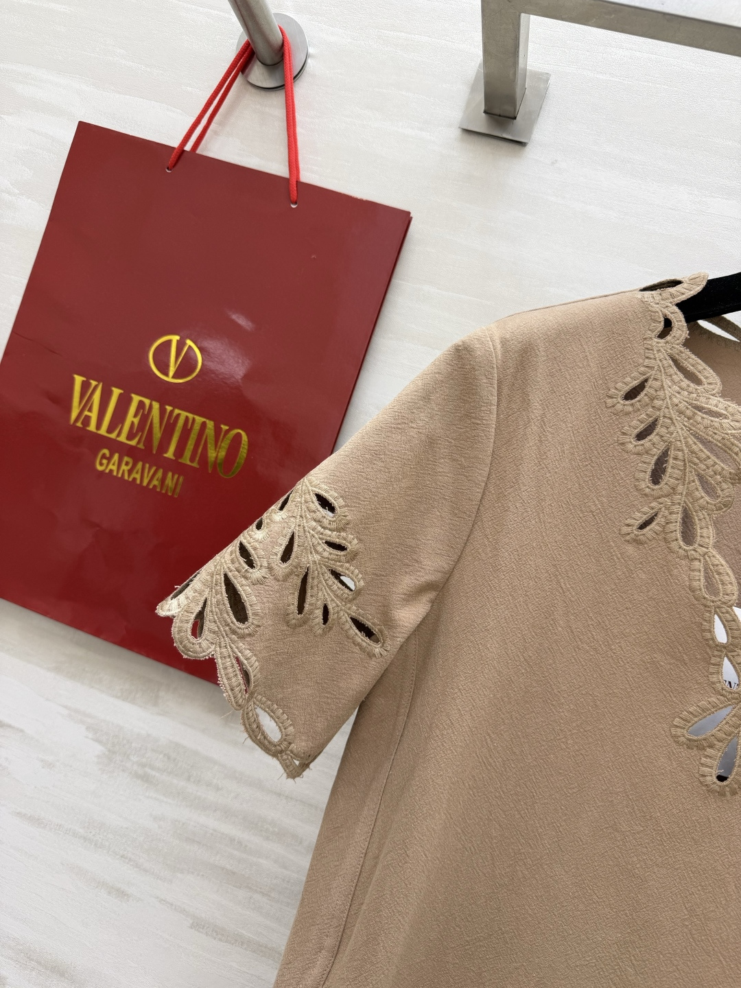 Valentin♡²⁶重工镂空刺绣亚麻连衣裙🌿甄选透气亚麻面料 夏日上身清爽不闷汗V领 全幅手工镂空刺绣