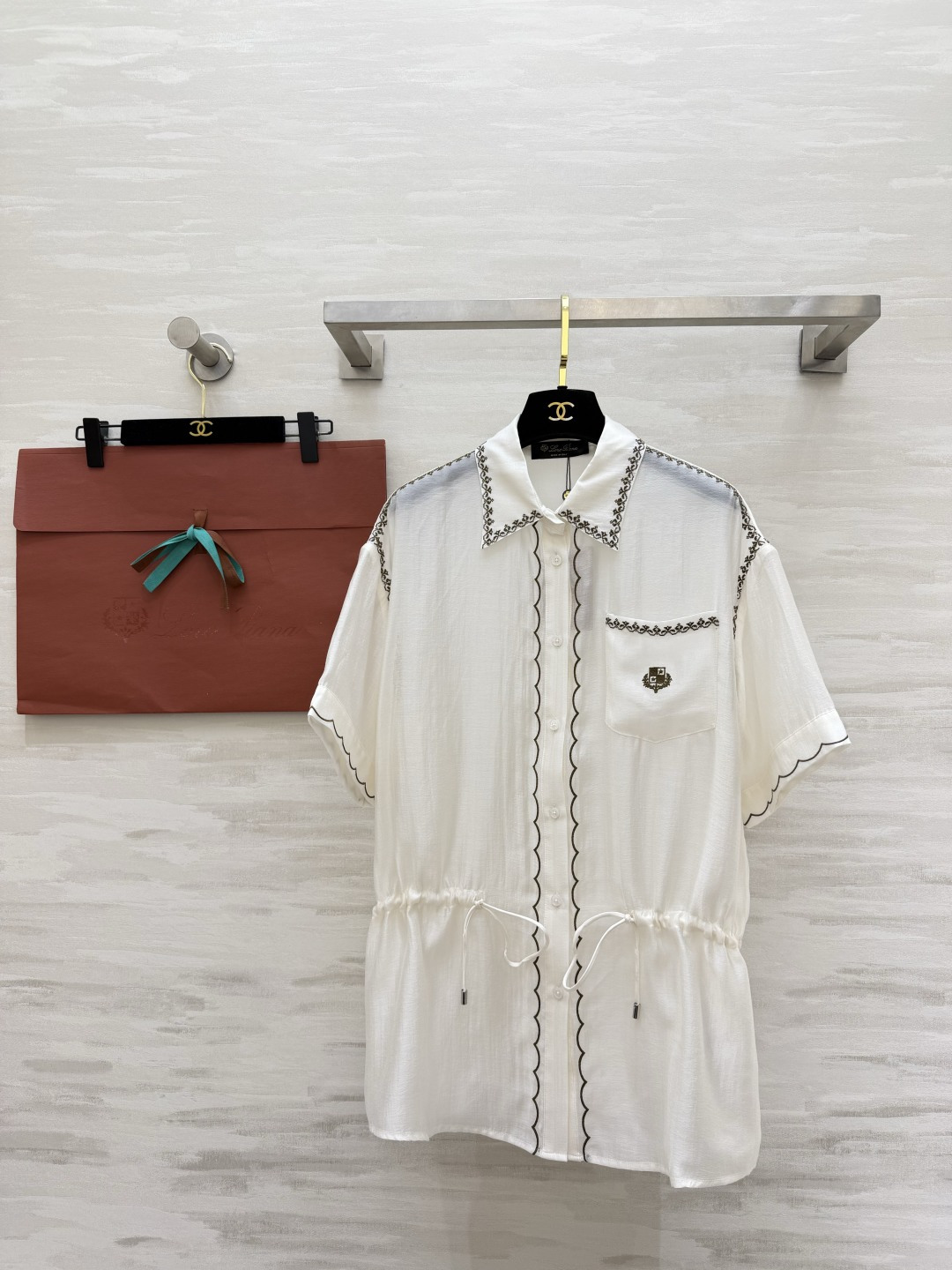 NO:864493,Loro Pian embroidered waist-cinching acetate Tencel blended short-sleeved shirt is made of lightweight, breathable blended fabric. The upper body is soft and draped, refreshing and not stuffy in summer. The collar placket, the cuffs are exquisitely embroidered with waves, the pockets are fully embroidered with small label details, and the drawstring at the hem can be freely tightened. The loose fit can be elasticated in seconds. The waistline can be adjusted in an instant. Off-white is clean and refreshing, and khaki is retro and gentle!  A must-have item for commuting and leisure!  High-quality customization, available in stock first size S/M/L (S size bust 112, length 69), women's clothing, loro piana, shirts, T-shirt,19860909Loro Pian刺绣收腰醋酸天丝混纺短袖衬衫轻薄透气混纺面料 上身软糯垂顺 夏日穿清爽不闷 领口门襟 袖口精致波浪刺绣包边 口袋小标刺绣细节拉满 下摆抽绳可自由收腰 宽松版型秒变松紧腰线 米白干净清爽、卡其复古温柔！通勤休闲刚需单品！高品质定制 现货首发sizeS/M/L（s码胸围112,衣长69）,女装,loro piana,shirts,T-shirt,,Women's clothing