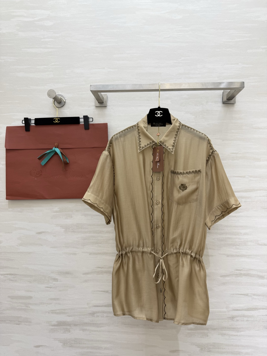 NO:864515,Loro Pian embroidered waist-cinching acetate Tencel blended short-sleeved shirt is made of lightweight, breathable blended fabric. The upper body is soft and draped, refreshing and not stuffy in summer. The collar placket, the cuffs are exquisitely embroidered with waves, the pockets are fully embroidered with small label details, and the drawstring at the hem can be freely tightened. The loose fit can be elasticated in seconds. The waistline can be adjusted in an instant. Off-white is clean and refreshing, and khaki is retro and gentle!  A must-have item for commuting and leisure!  High-quality customization, available in stock first size S/M/L (S size bust 112, length 69), women's clothing, loro piana, shirts, T-shirt,19860909Loro Pian刺绣收腰醋酸天丝混纺短袖衬衫轻薄透气混纺面料 上身软糯垂顺 夏日穿清爽不闷 领口门襟 袖口精致波浪刺绣包边 口袋小标刺绣细节拉满 下摆抽绳可自由收腰 宽松版型秒变松紧腰线 米白干净清爽、卡其复古温柔！通勤休闲刚需单品！高品质定制 现货首发sizeS/M/L（s码胸围112,衣长69）,女装,loro piana,shirts,T-shirt,,Women's clothing