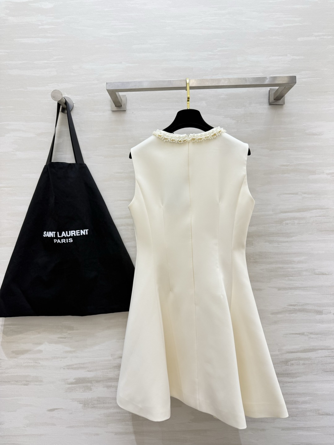 ysl²⁶手工钉珠圆领无袖伞裙✨领口整圈手工密钉珍珠精致闪耀 显贵不浮夸 高支挺括西装料 立体收腰剪裁 