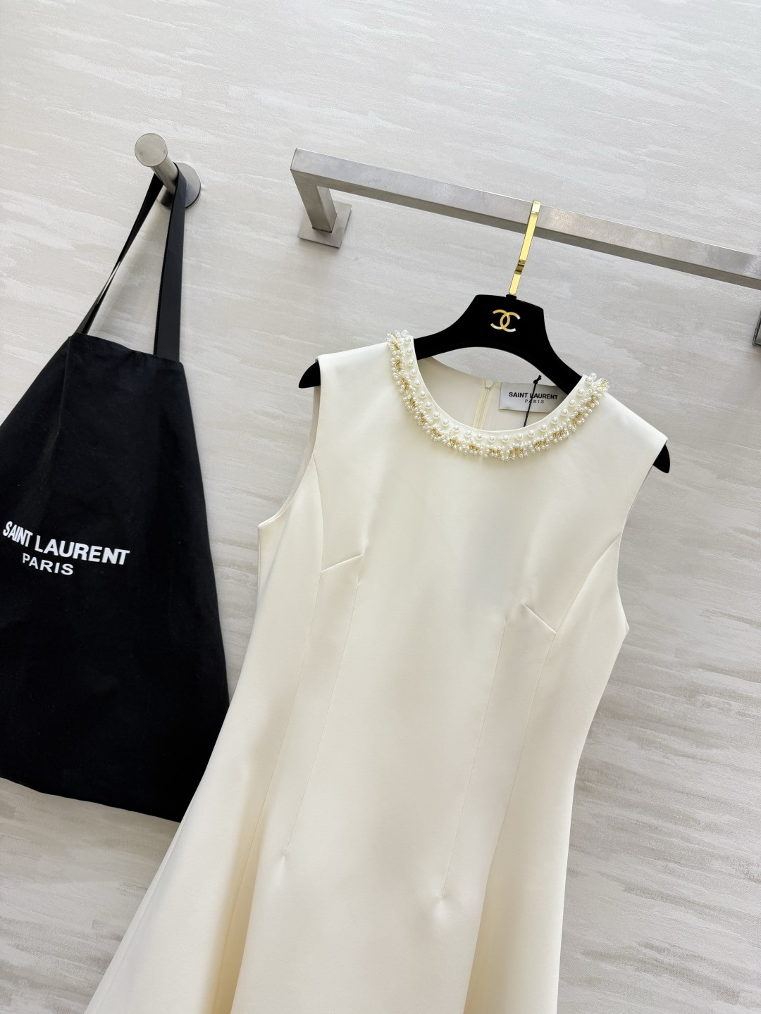 ysl²⁶手工钉珠圆领无袖伞裙✨领口整圈手工密钉珍珠精致闪耀 显贵不浮夸 高支挺括西装料 立体收腰剪裁 