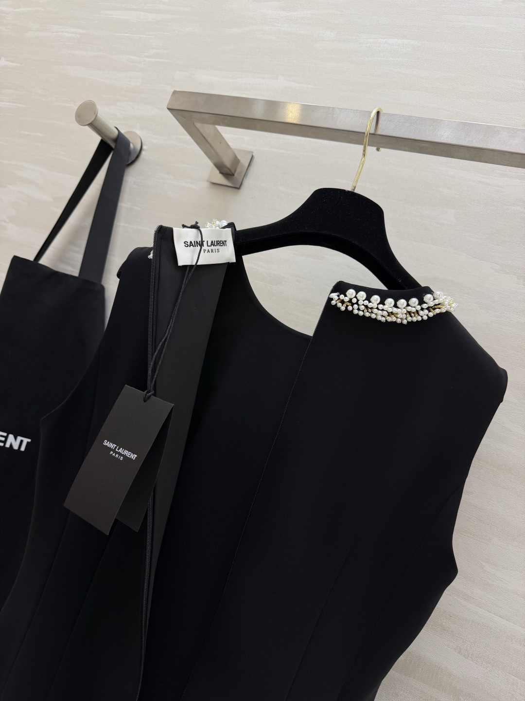 ysl²⁶手工钉珠圆领无袖伞裙✨领口整圈手工密钉珍珠精致闪耀 显贵不浮夸 高支挺括西装料 立体收腰剪裁 