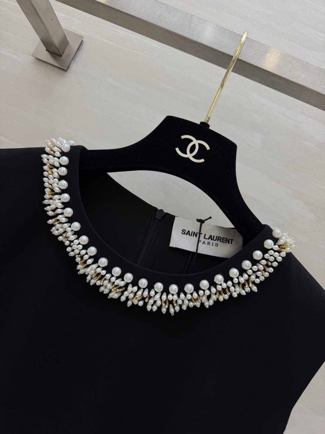 ysl²⁶手工钉珠圆领无袖伞裙✨领口整圈手工密钉珍珠精致闪耀 显贵不浮夸 高支挺括西装料 立体收腰剪裁 