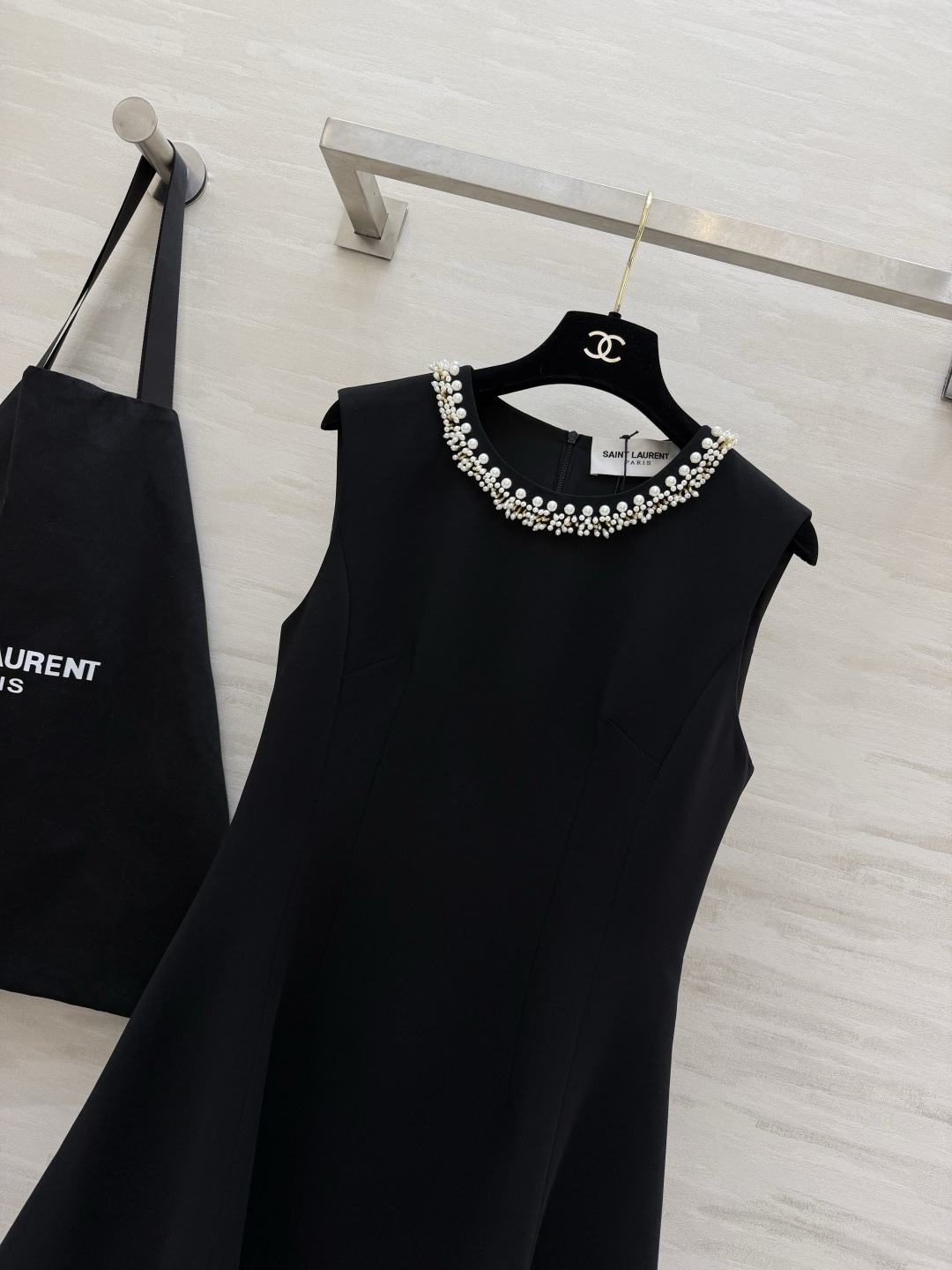 ysl²⁶手工钉珠圆领无袖伞裙✨领口整圈手工密钉珍珠精致闪耀 显贵不浮夸 高支挺括西装料 立体收腰剪裁 