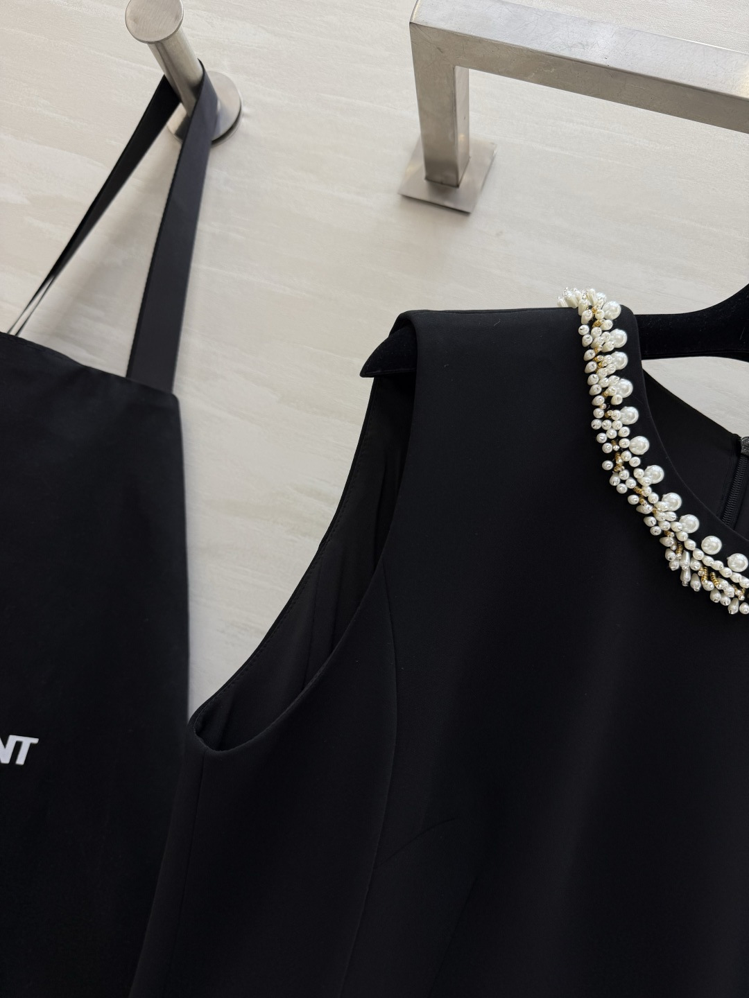ysl²⁶手工钉珠圆领无袖伞裙✨领口整圈手工密钉珍珠精致闪耀 显贵不浮夸 高支挺括西装料 立体收腰剪裁 