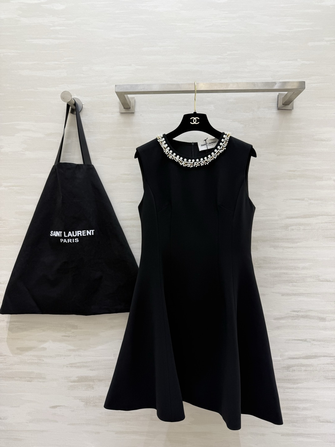 NO:864482,ysl hand-beaded round neck sleeveless umbrella skirt has a full circle of hand-made pavé pearls that sparkle delicately. It is noble but not exaggerated. High-strength suit material. Three-dimensional waist tailoring. Naturally dispersed A-line hem. Optimize waist and abdominal lines. Hidden muscles and slimming. Easily wear a three-seven figure. Off-white, gentle and elegant | Black dress is classic and noble. It can be worn on dates, dinners, and commuting. It is a timeless dress!  High-quality customization, available in stock first size S/M/L/XL (M size bust 90, skirt length 88), saint laurent-clothing, saint laurent, saint laurent, skirts, business suit,19860909ysl手工钉珠圆领无袖伞裙领口整圈手工密钉珍珠精致闪耀 显贵不浮夸 高支挺括西装料 立体收腰剪裁 自然散开A字大摆 优化腰腹线条 藏肉显瘦 轻松穿出三七身材 米白温柔优雅｜黑裙经典显贵 约会、晚宴、通勤全能穿,永不过时的小礼裙！高品质定制 现货首发sizeS/M/L/XL（M码胸围90,裙长88）,圣罗兰-服装,saint laurent,saint laurent,skirts,business suit,,Women's clothing