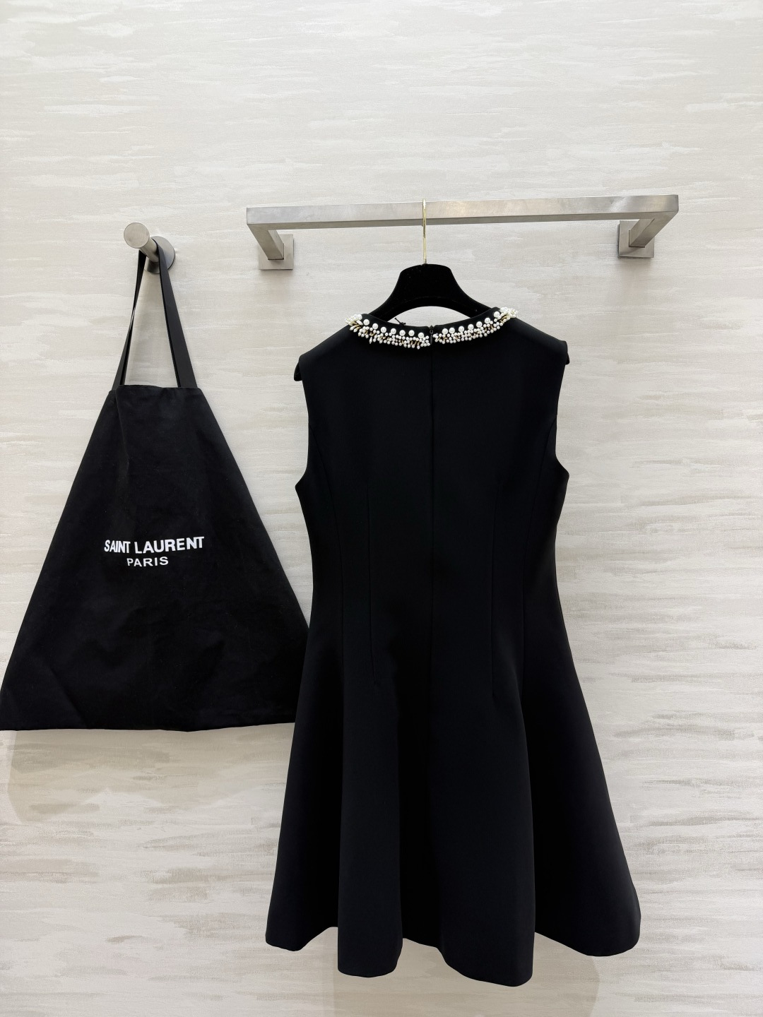 ysl²⁶手工钉珠圆领无袖伞裙✨领口整圈手工密钉珍珠精致闪耀 显贵不浮夸 高支挺括西装料 立体收腰剪裁 