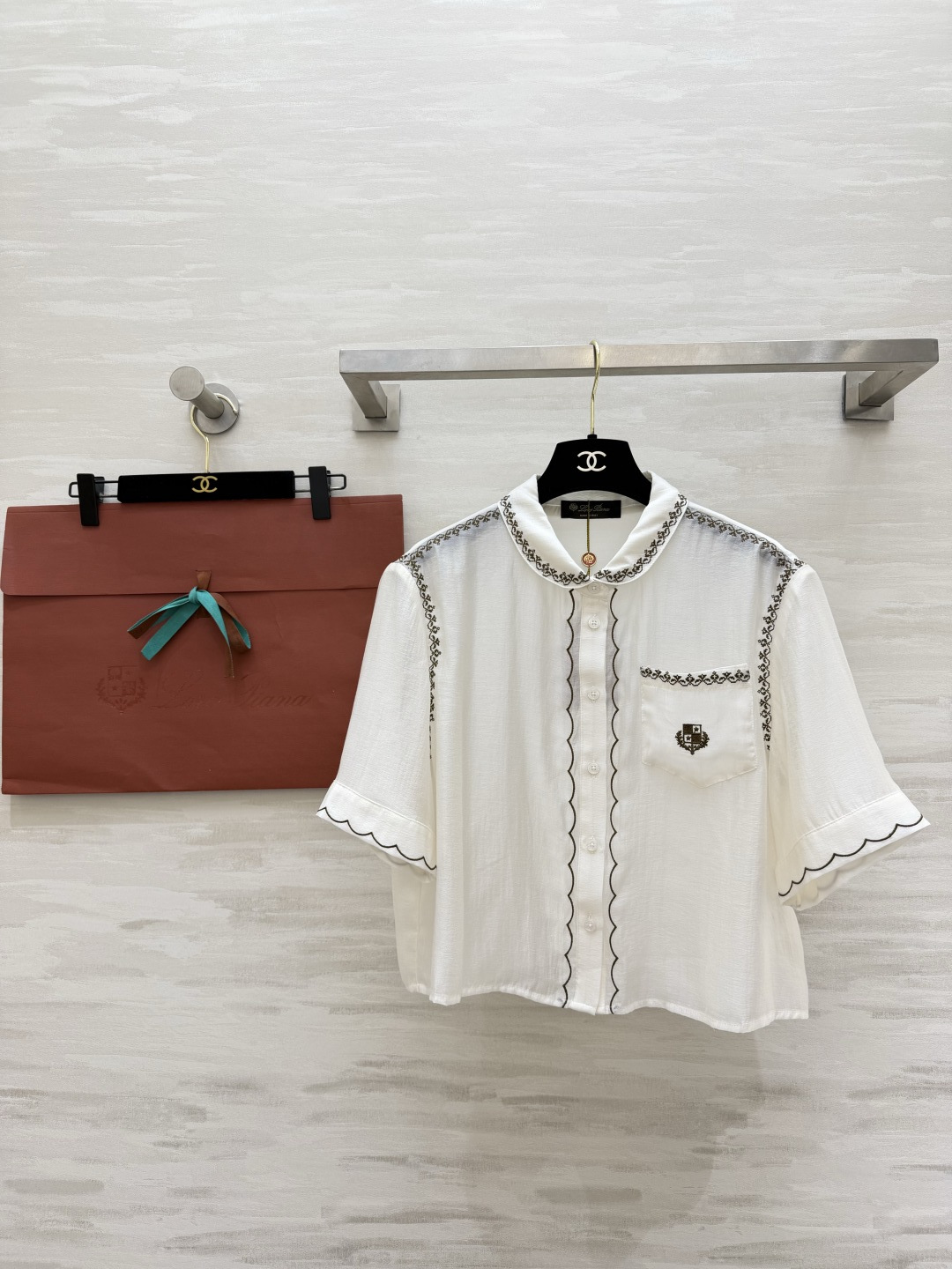 NO:864437,Loro Pian embroidered waist acetate Tencel blended shirt is made of light and breathable blended fabric. The upper body is soft and smooth, refreshing and not stuffy in summer. The collar placket, the cuffs are exquisitely embroidered with waves, the pockets are fully embroidered with small label details, and the loose fit is off-white, clean and refreshing, and khaki is retro and gentle!  A must-have item for commuting and leisure!  High-quality customization, available in stock first size S/M/L (S size bust 98, length 47), women's clothing, loro piana, shirts,19860909Loro Pian刺绣收腰醋酸天丝混纺衬衫轻薄透气混纺面料 上身软糯垂顺 夏日穿清爽不闷 领口门襟 袖口精致波浪刺绣包边 口袋小标刺绣细节拉满 宽松版型 米白干净清爽、卡其复古温柔！通勤休闲刚需单品！高品质定制 现货首发sizeS/M/L（s码胸围98,衣长47）,女装,loro piana,shirts,,Women's clothing