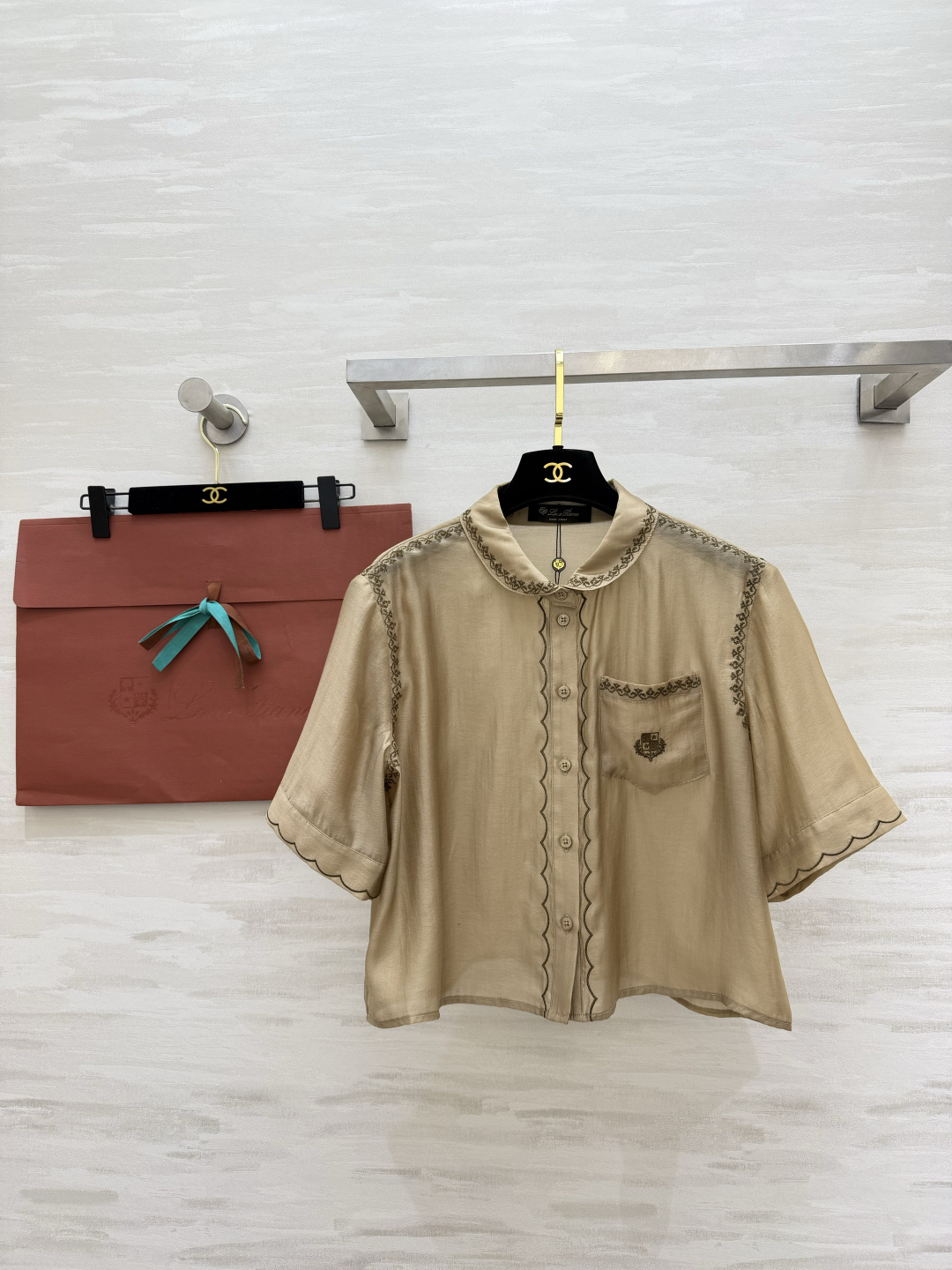 NO:864457,Loro Pian embroidered waist acetate Tencel blended shirt is made of light and breathable blended fabric. The upper body is soft and smooth, refreshing and not stuffy in summer. The collar placket, the cuffs are exquisitely embroidered with waves, the pockets are fully embroidered with small label details, and the loose fit is off-white, clean and refreshing, and khaki is retro and gentle!  A must-have item for commuting and leisure!  High-quality customization, available in stock first size S/M/L (S size bust 98, length 47), women's clothing, loro piana, shirts,19860909Loro Pian刺绣收腰醋酸天丝混纺衬衫轻薄透气混纺面料 上身软糯垂顺 夏日穿清爽不闷 领口门襟 袖口精致波浪刺绣包边 口袋小标刺绣细节拉满 宽松版型 米白干净清爽、卡其复古温柔！通勤休闲刚需单品！高品质定制 现货首发sizeS/M/L（s码胸围98,衣长47）,女装,loro piana,shirts,,Women's clothing