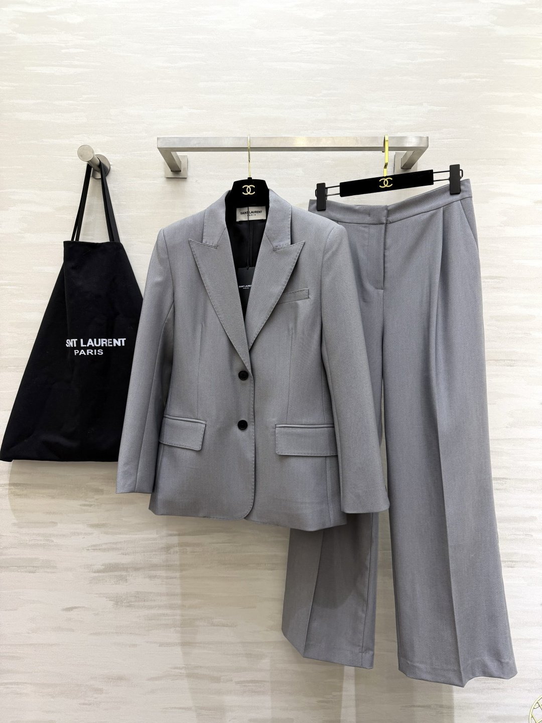 NO:865435,#ysl大 heroine gray suit suit. Three-dimensional tailoring. The crisp version does not pick on the figure. The neat tailoring hides the body and makes you look slimmer. The single-breasted design is classic and timeless. The wide-leg trousers have perfect drape. The windy feeling when walking directly fills the gray color. It comes with a cooling filter. It is low-key and noble. It is easy to achieve French elegance!  High-quality customization, available in stock first size S/M/L/XL (M size shoulder width 40, bust 96, dress length 71, trousers waist 72, trousers length 104), saint laurent-clothing, saint laurent, saint laurent, business suit,19860909#ysl大女主灰色西装套装 立体剪裁 挺括版型不挑身材 利落剪裁藏肉显瘦 单排扣设计经典不过时 阔腿西裤垂感满分 走路带风的飒感直接拉满灰色系自带清冷滤镜 低调又显贵 轻松拿捏法式优雅！高品质定制 现货首发sizeS/M/L/XL（M码肩宽40,胸围96,衣长71,裤子腰围72,裤长104）,圣罗兰-服装,saint laurent,saint laurent,business suit,,Women's clothing