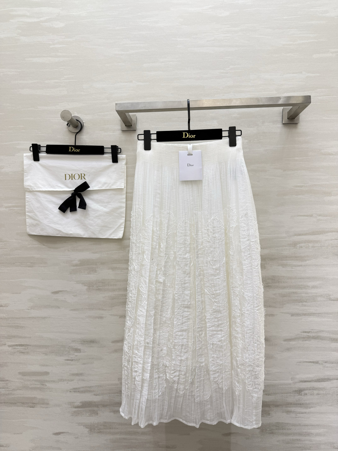 NO:865397,DIO French heavy-duty skirt, heavy-duty three-dimensional embossed jacquard fabric, full of texture, high elastic waist, no need to pick the waistline, hides fat and looks slimming, pleated and drape smoothly, brings a sense of elegance when walking, soft off-white, versatile, looks great with T-shirts and shirts!  Dates/afternoon tea/outings can be customized with one click. The upper body is gentle to the core. High-quality customization. Available in stock first size S/M/L/XL (M size waist 68, skirt length 85), Dior-clothing, dior, dior, skirts, tees, t-shirt,19860909DIO法式重工半裙 重工立体浮雕提花面料 肌理感满满 高腰松紧腰 不挑腰围 藏肉显瘦 百褶压褶垂坠顺滑 走动自带飘逸感 温柔米白巨百搭 搭T恤、衬衣都出彩！约会/下午茶/出游一键拿捏氛围感 上身温柔到骨子里高品质定制 现货首发sizeS/M/L/XL（M码腰围68,裙长85）,迪奥-服装,dior,dior,skirts,tees，t-shirt,,Women's clothing