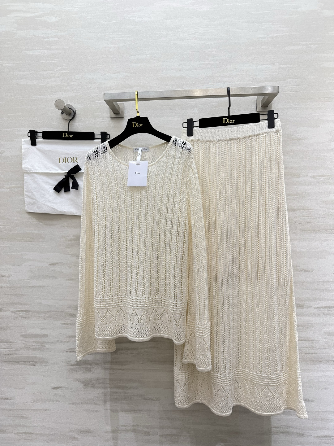 NO:865372,DIO's spring and summer atmosphere hollow knitted two-piece set is made with heavy-duty hollow crochet technology. It is breathable and not stuffy. It has a hazy perspective. The round-neck wide-sleeved top is lazy and loose. The wavy lace at the hem is exquisite. The high-waisted long skirt of the same material is draped to look slimmer. It hides the flesh and optimizes the body proportions. It is gentle and versatile. It is great to wear alone or with a suspender underneath!  Travel, afternoon tea, daily commuting, one-click to create a relaxing atmosphere, high-quality customization sizeS/M/L (), Dior-clothing, dior, dior, skirts,19860909DIO春夏氛围感镂空针织两件套重工镂空钩织工艺 透气不闷 自带朦胧透视感 圆领阔袖上衣慵懒松弛 下摆波浪花边精致考究 高腰同料半身长裙垂坠显瘦 藏肉优化身材比例 温柔百搭 单穿、内搭吊带都出彩！出游、下午茶日常通勤一键拿捏松弛氛围感高品质定制 sizeS/M/L（）,迪奥-服装,dior,dior,skirts,,Women's clothing